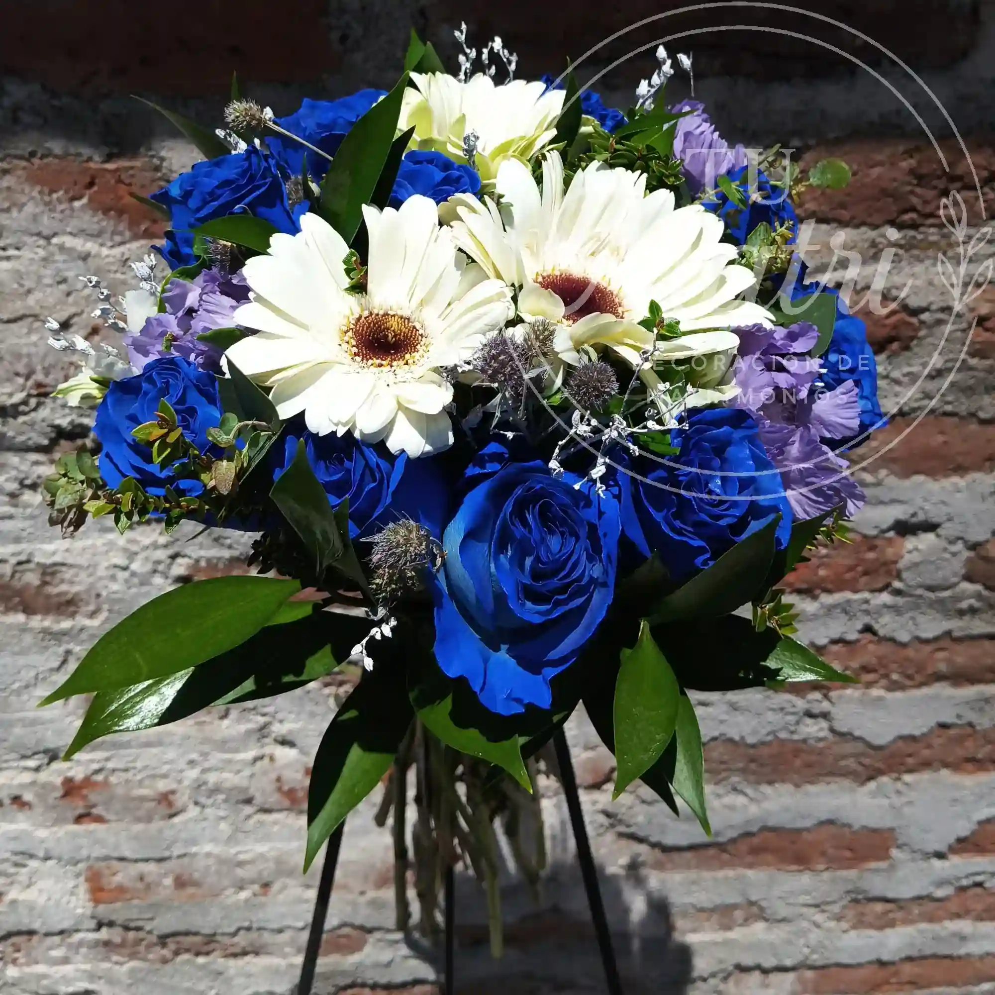 Ramo de Novia Rosas Azules y Gerberas Blancas 1
