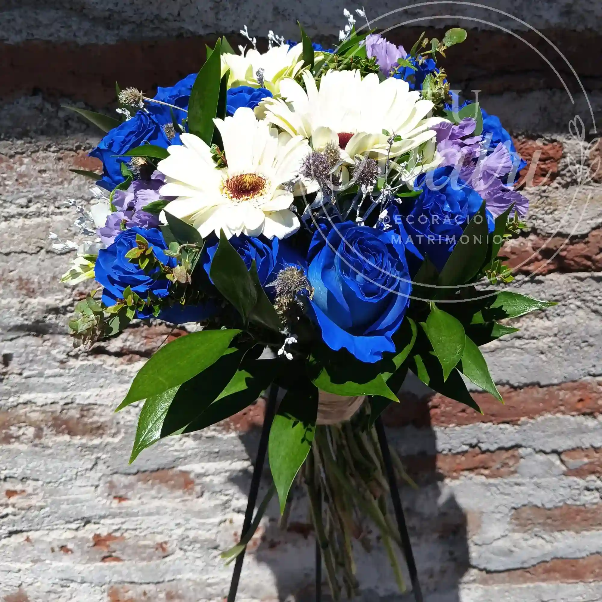 Ramo de Novia Rosas Azules y Gerberas Blancas 3