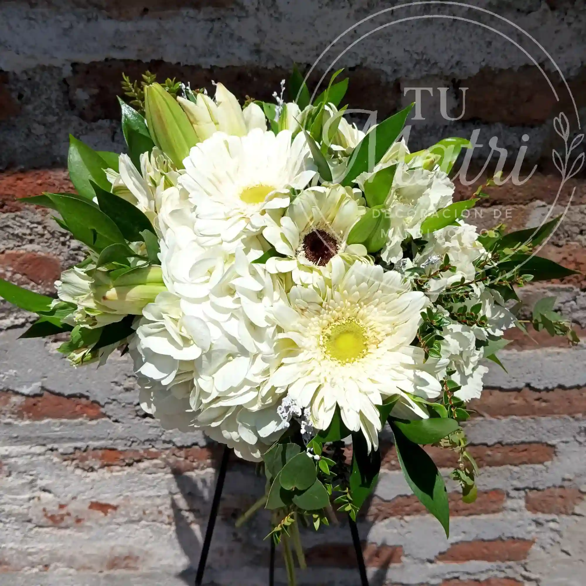Ramo de Novia Gerberas y complementos blancos 3