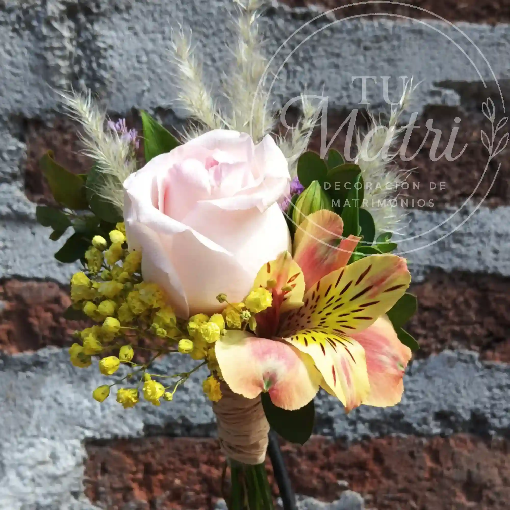 Boutonniere Rosado y Amarillo 2
