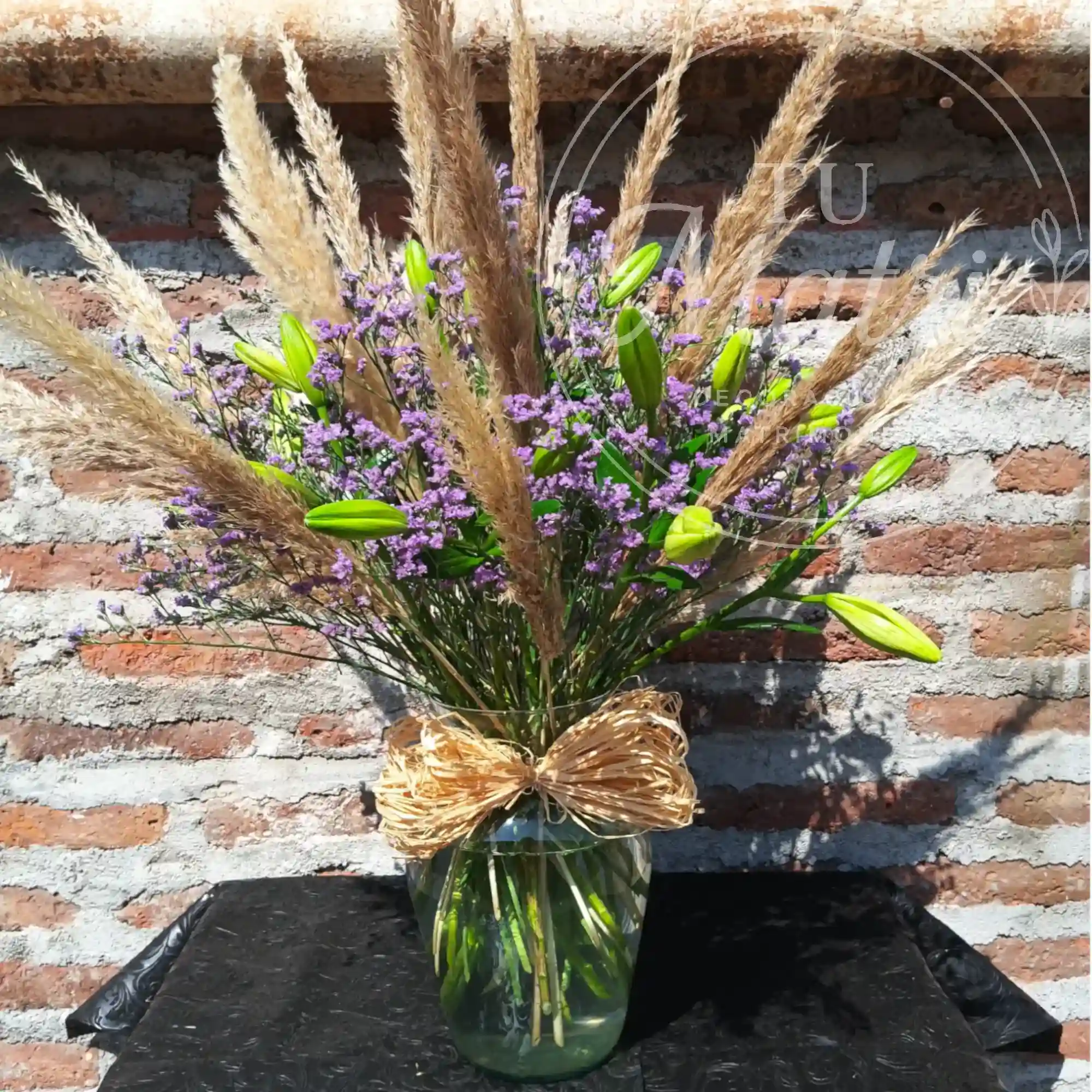 Florero Mediano de Colas de Zorro y Lilium 1