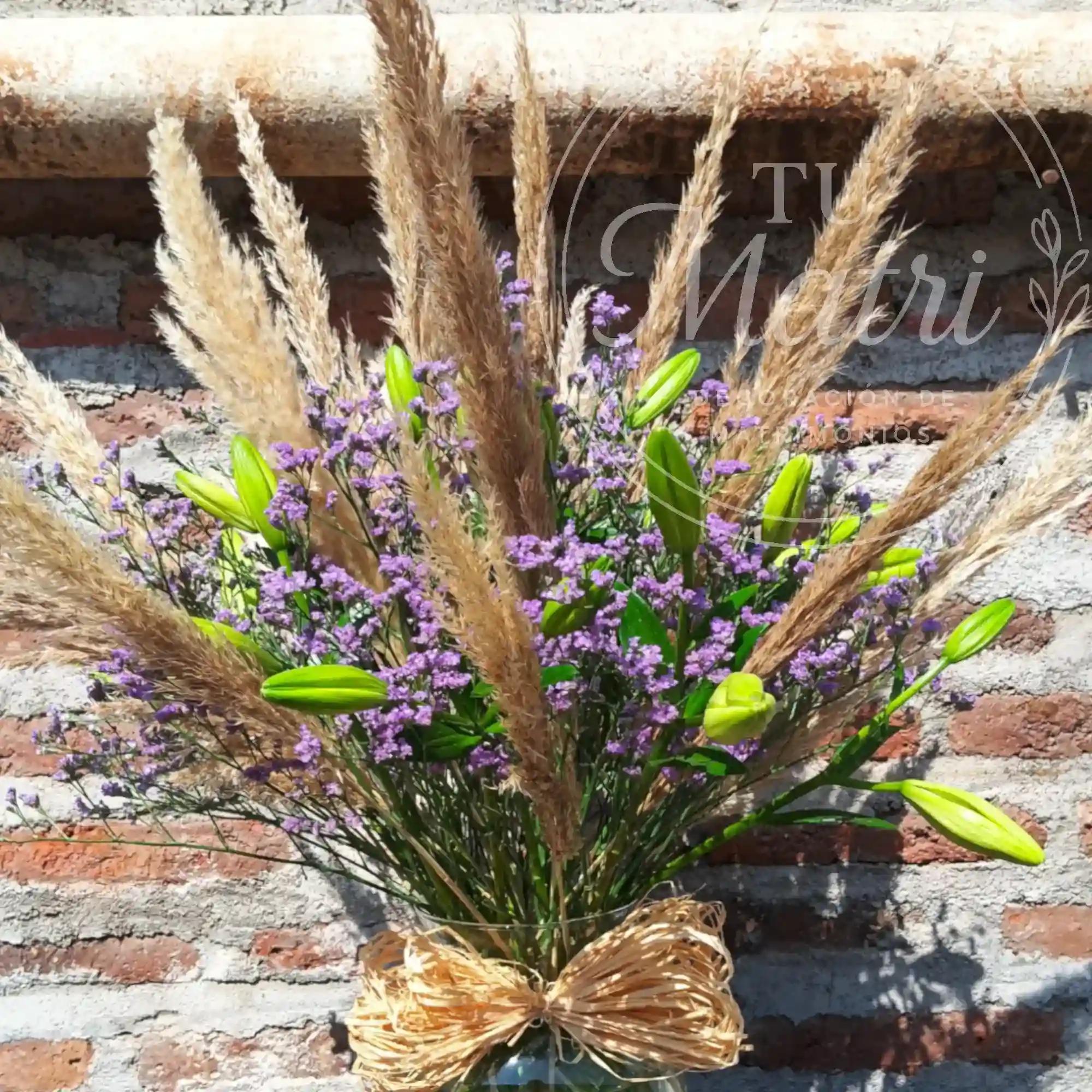 Florero Mediano de Colas de Zorro y Lilium 2