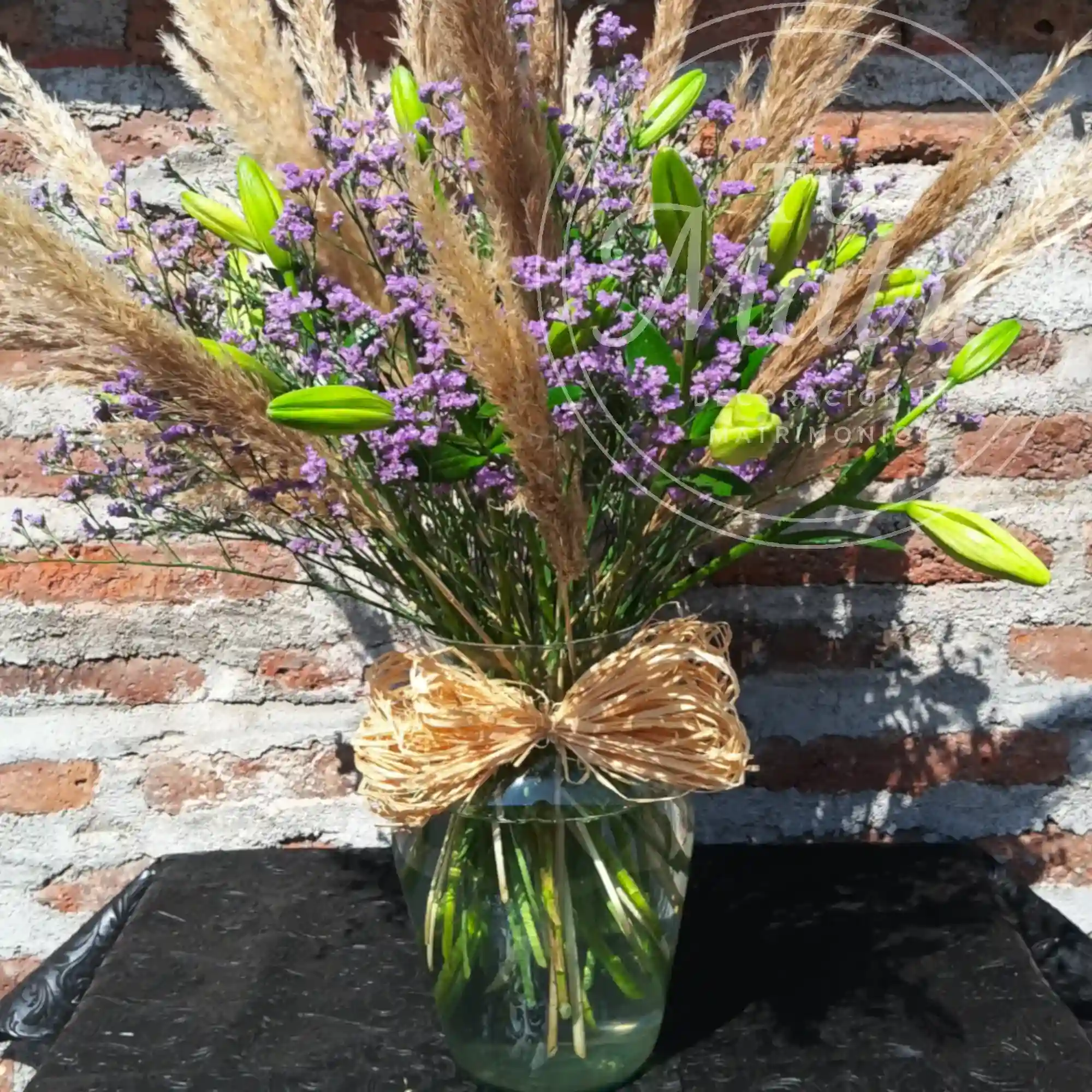 Florero Mediano de Colas de Zorro y Lilium 3