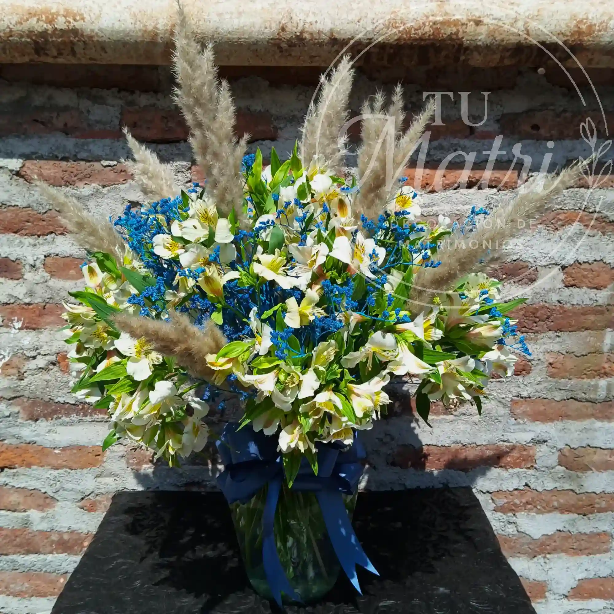 Florero Mediano de Colas de Zorro, Lilium e Ilusiones Azules 4