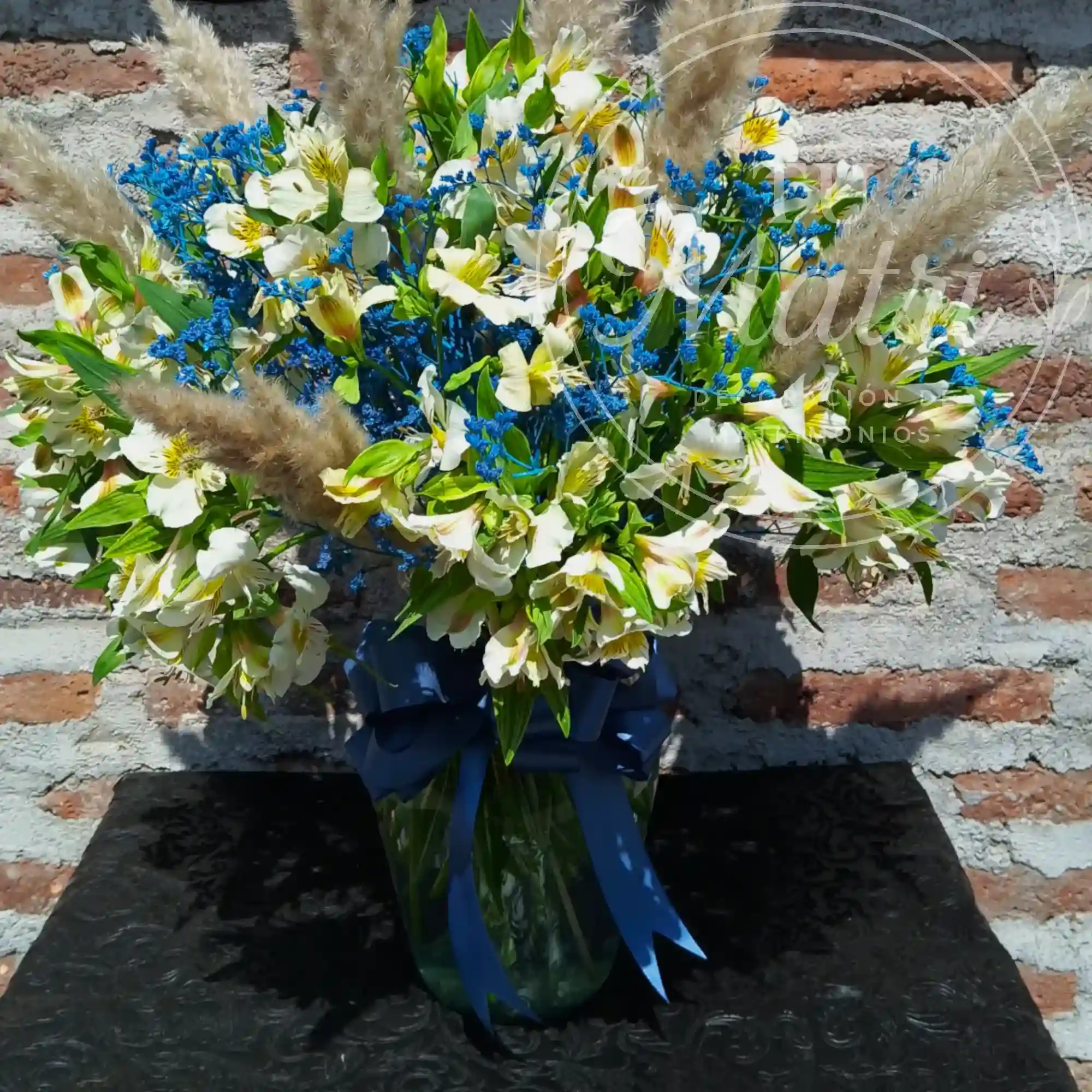 Florero Mediano de Colas de Zorro, Lilium e Ilusiones Azules 2