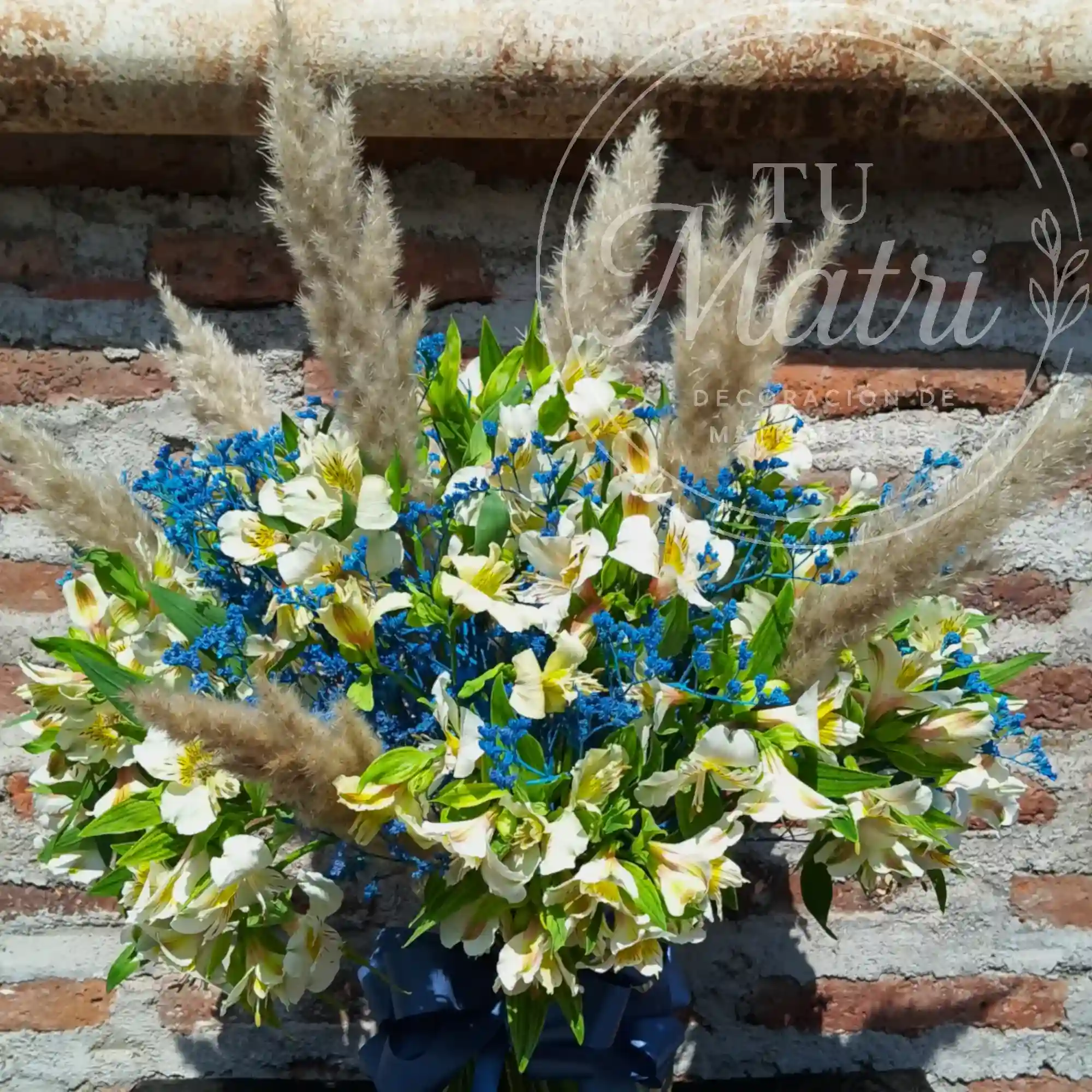 Florero Mediano de Colas de Zorro, Lilium e Ilusiones Azules 3