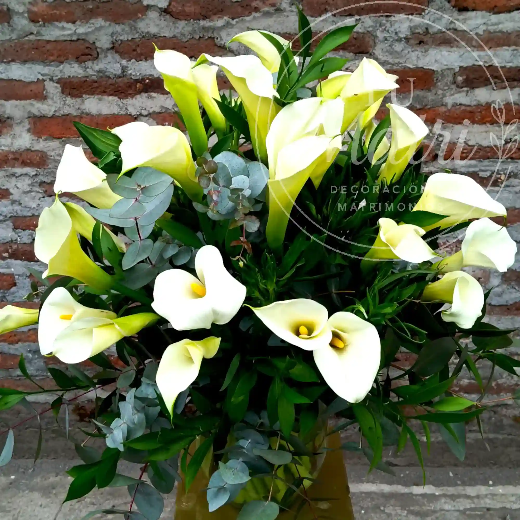 Florero Mediano de Calas blancas 2