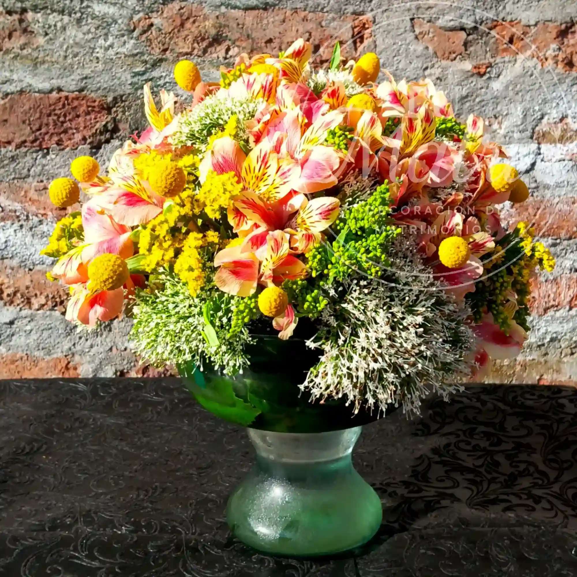 Florero de Alstroemerias y Craspedias 2