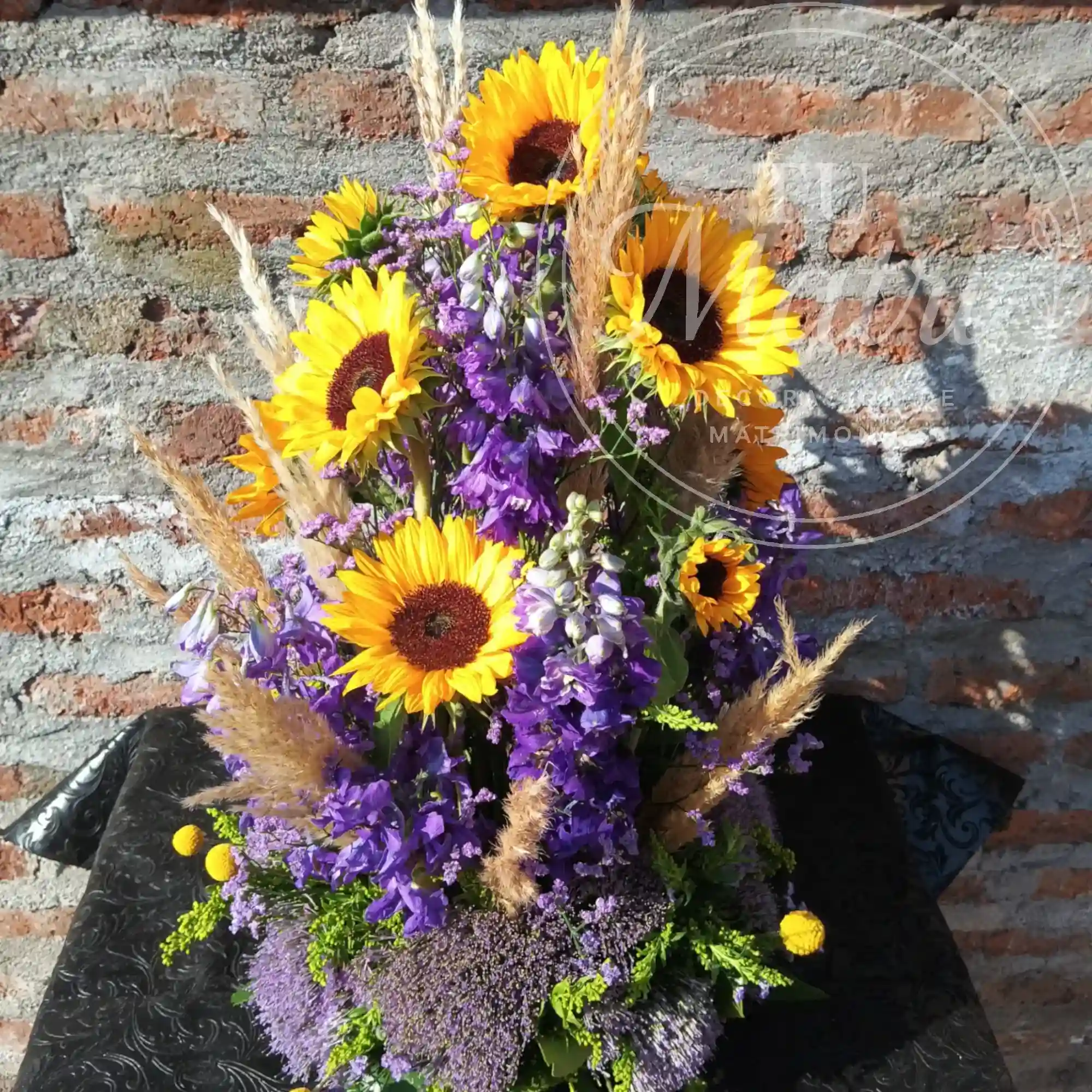 Florero de Colas de Zorro, Girasoles y Delphinium 2