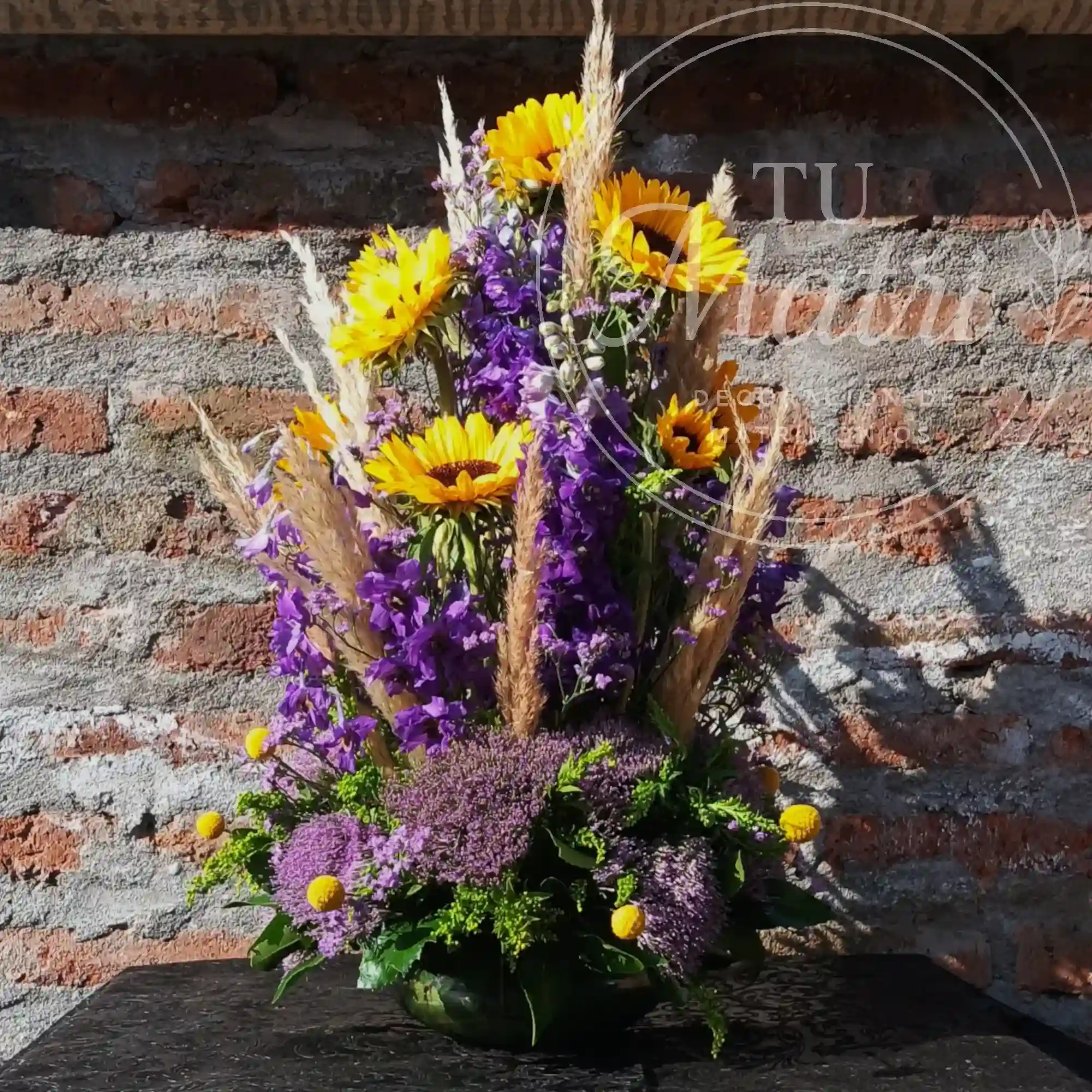 Florero de Colas de Zorro, Girasoles y Delphinium 3