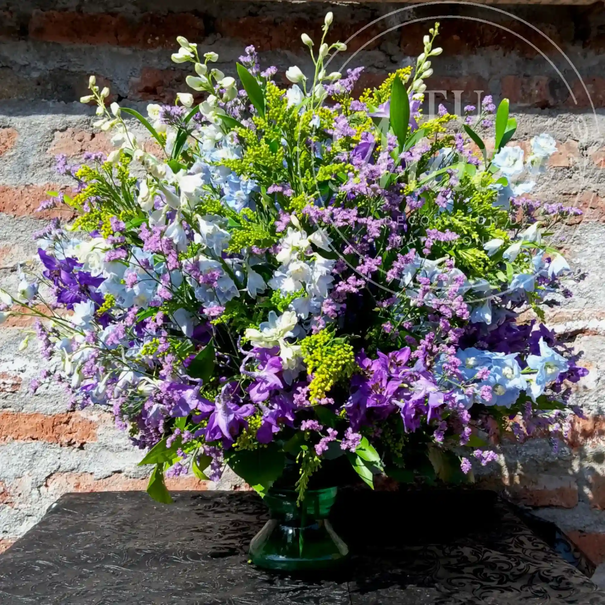 Florero de Delphinium Celeste y Limonium 4
