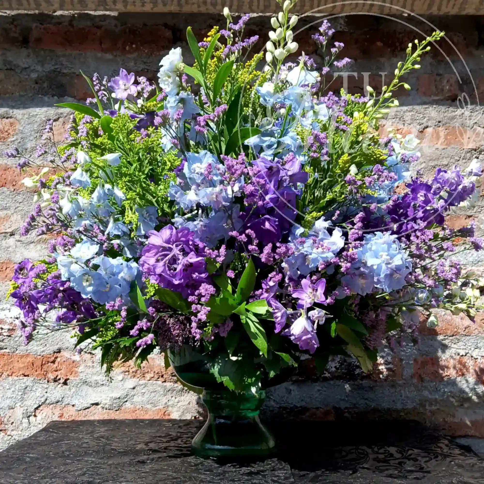 Florero de Delphinium Celeste y Limonium 3