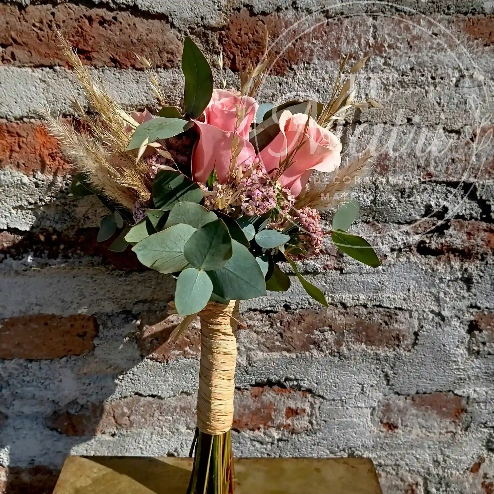 Ramo de Novia de 6 rosas rosadas y flores secas 4