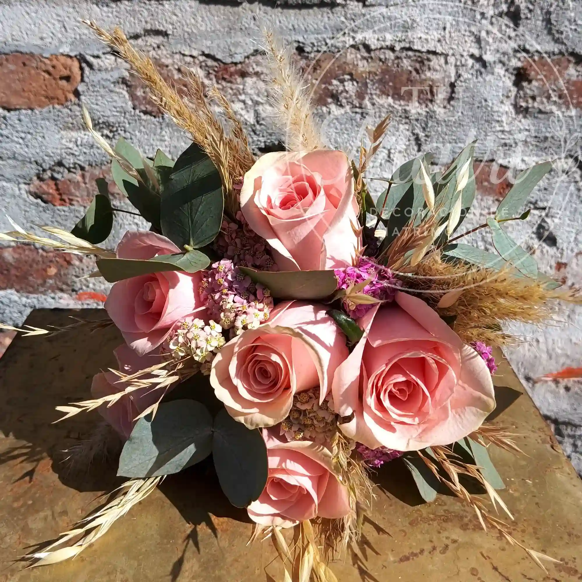 Ramo de Novia de 6 rosas rosadas y flores secas 3