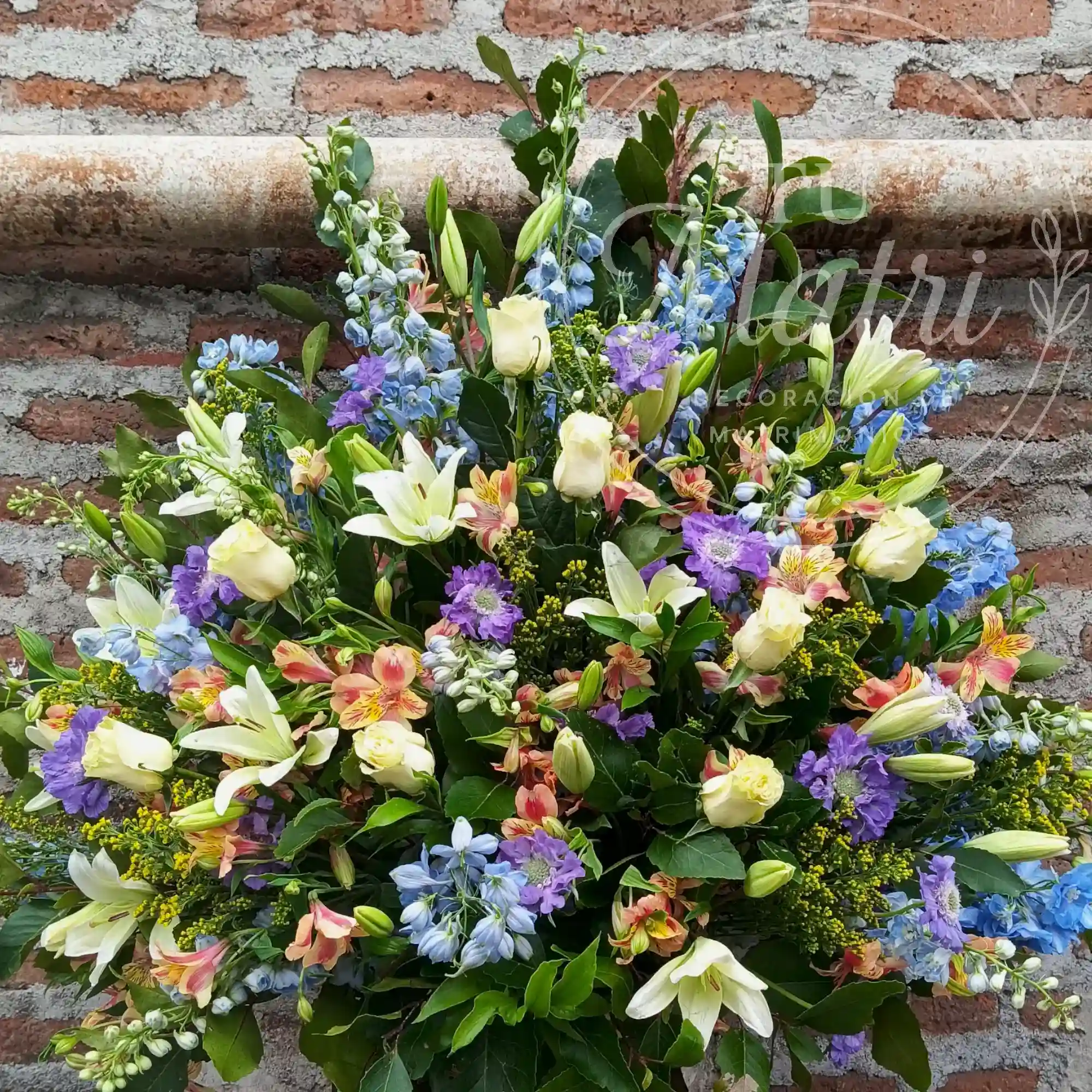 Arrimo floral de delphinium celeste y rosas blancas 2