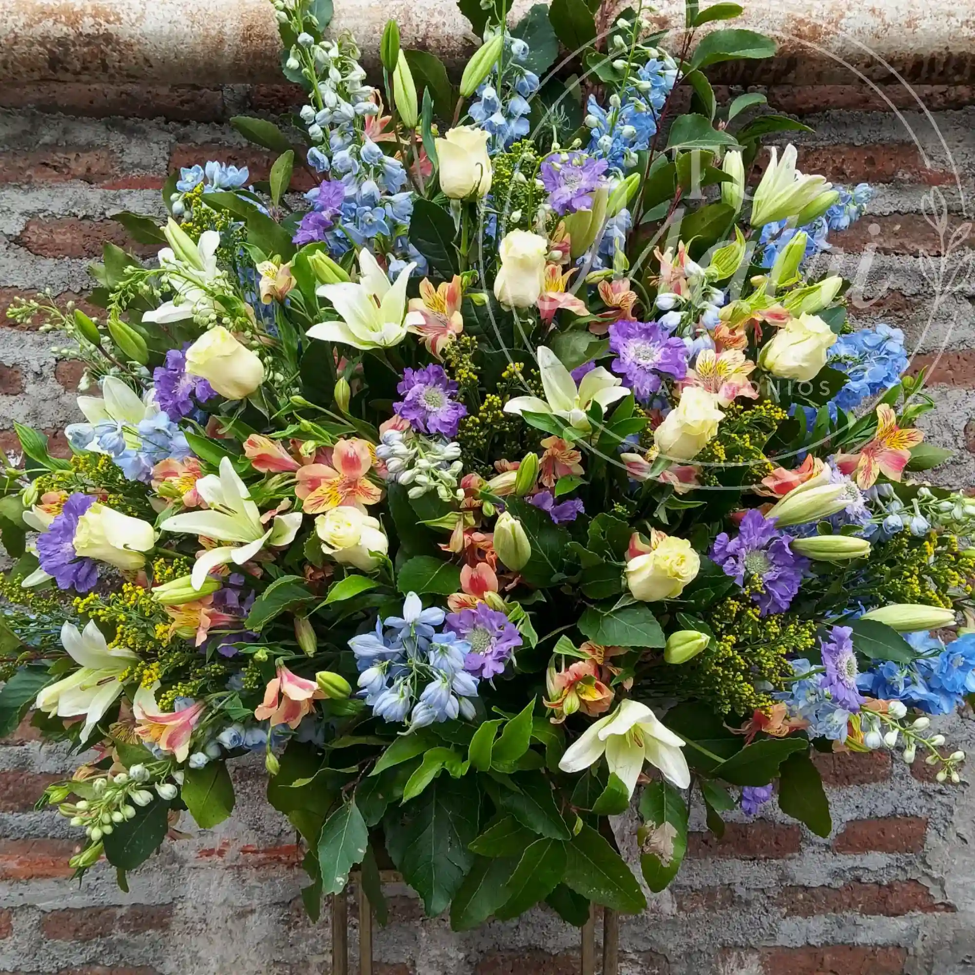 Arrimo floral de delphinium celeste y rosas blancas 3