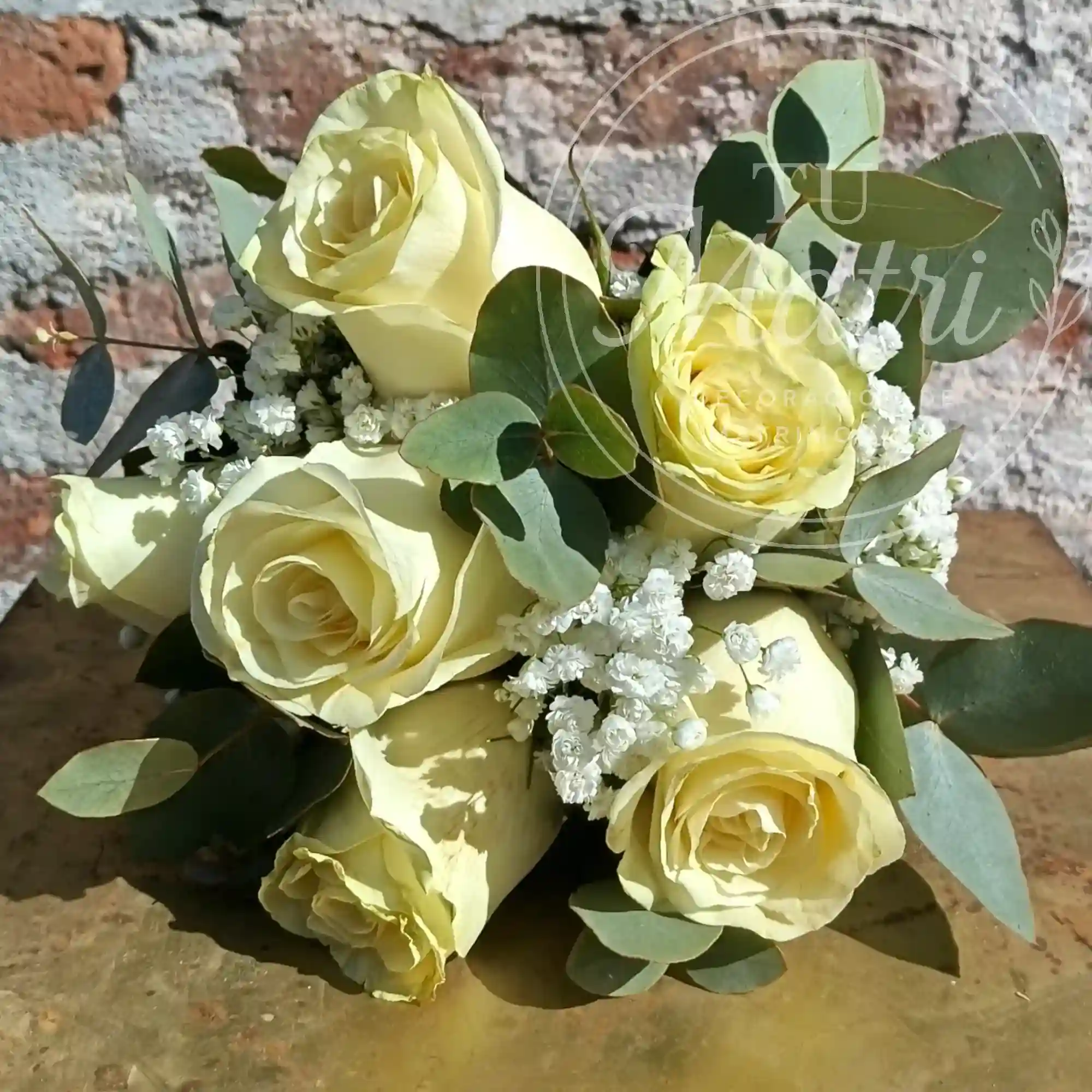 Ramo de Novia de 6 rosas blancas y flores secas 2