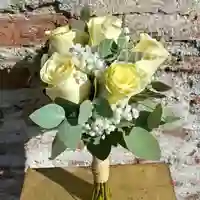 Ramo de Novia de 6 rosas blancas y flores secas