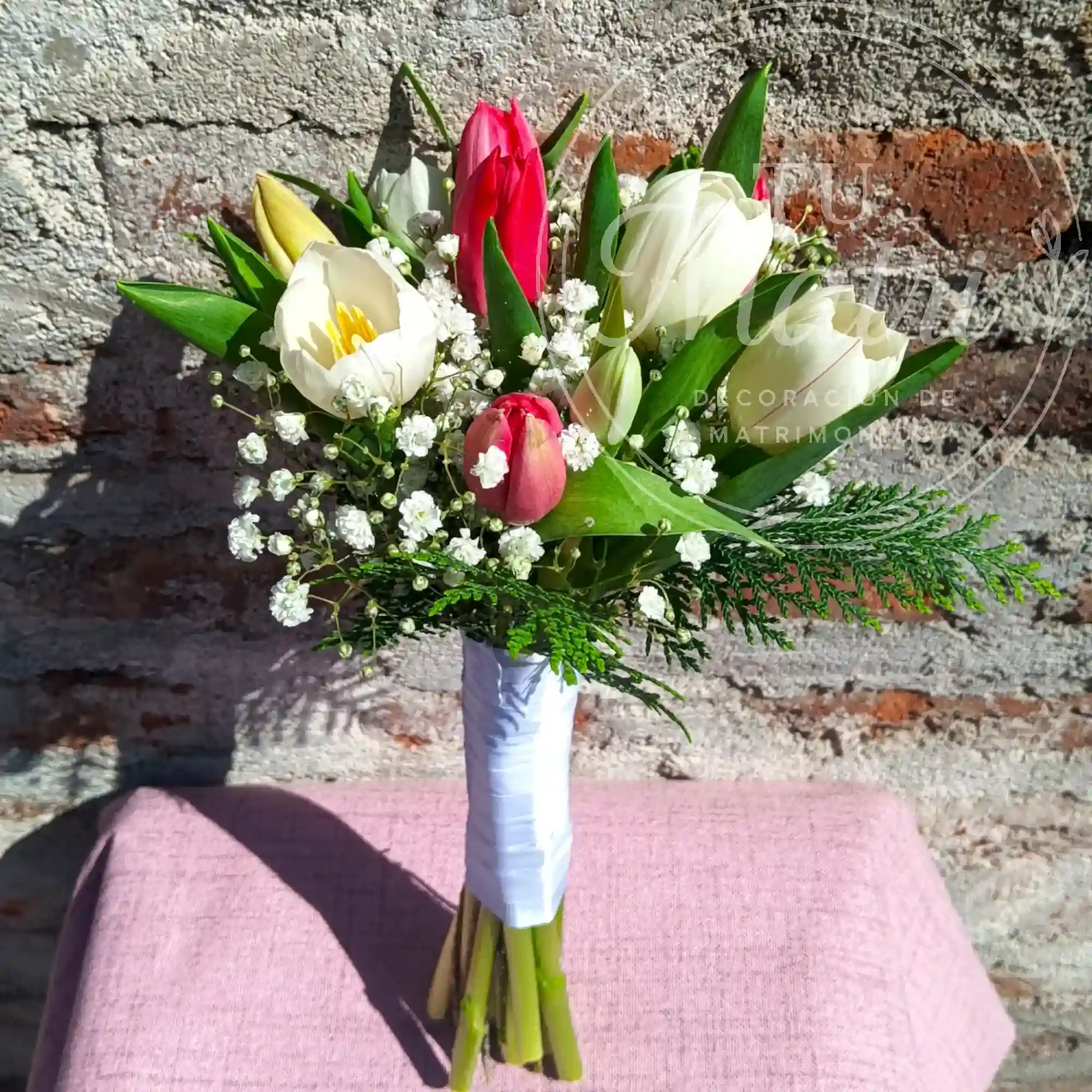 Ramo de Novia de 5 tulipanes rosados y 5 tulipanes blancos 1
