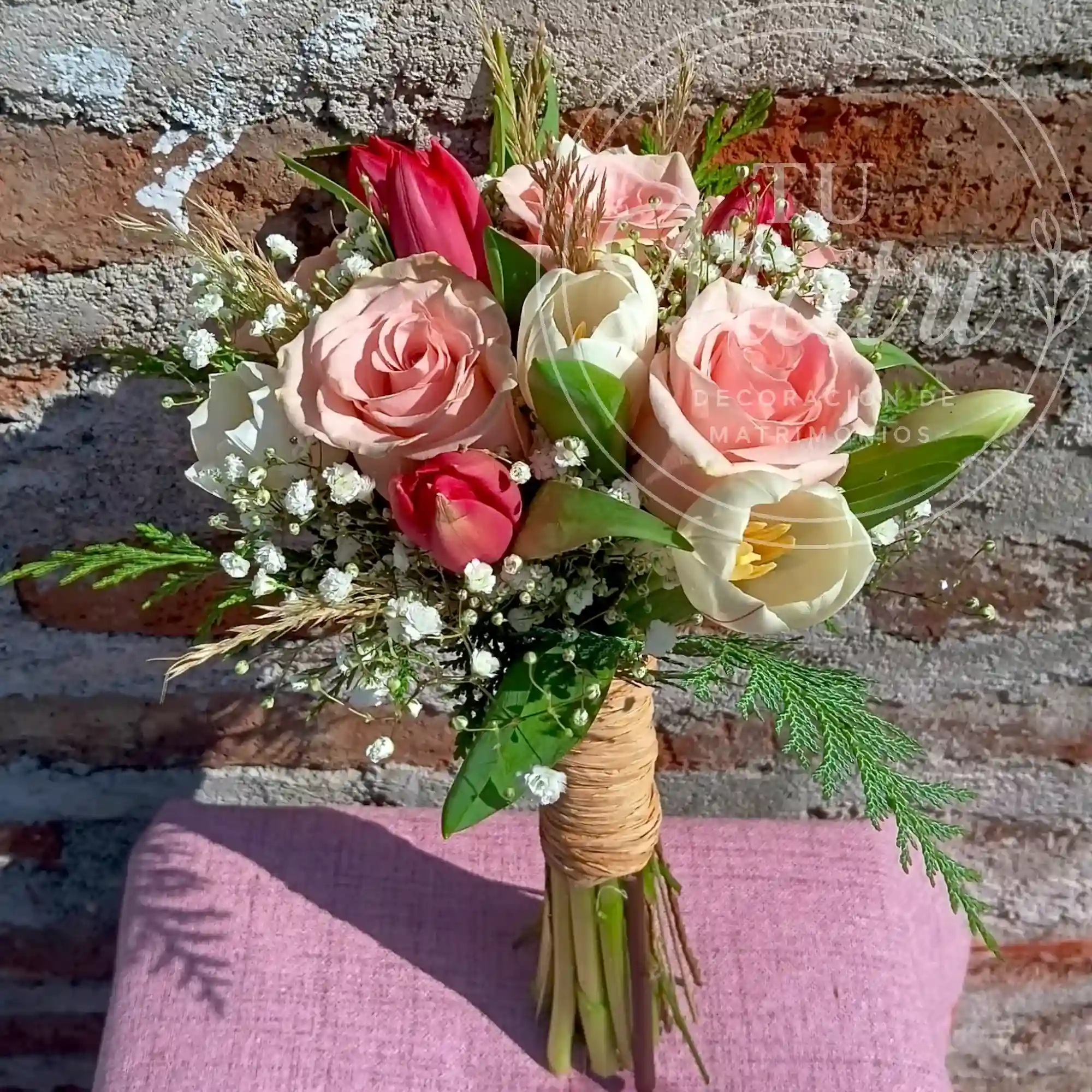 Ramo de Novia de 10 Tulipanes Mixtos Pasteles y 5 Rosas Rosadas 1