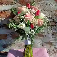 Ramo de Novia de 10 Tulipanes y 10 Rosas en Tonos Pasteles en Escalera