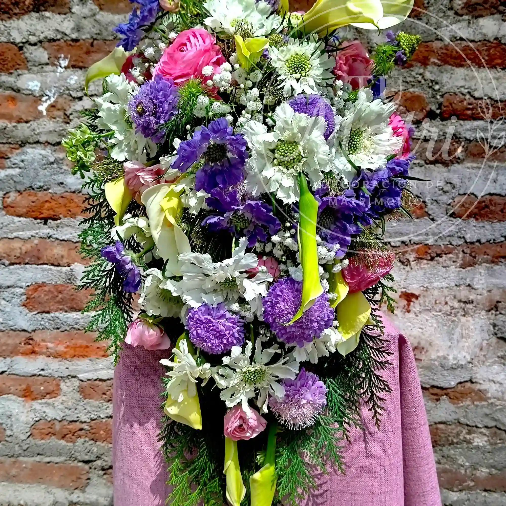 Ramo de Novia Cascada Grande de Flores Silvestres y Rosadas 4