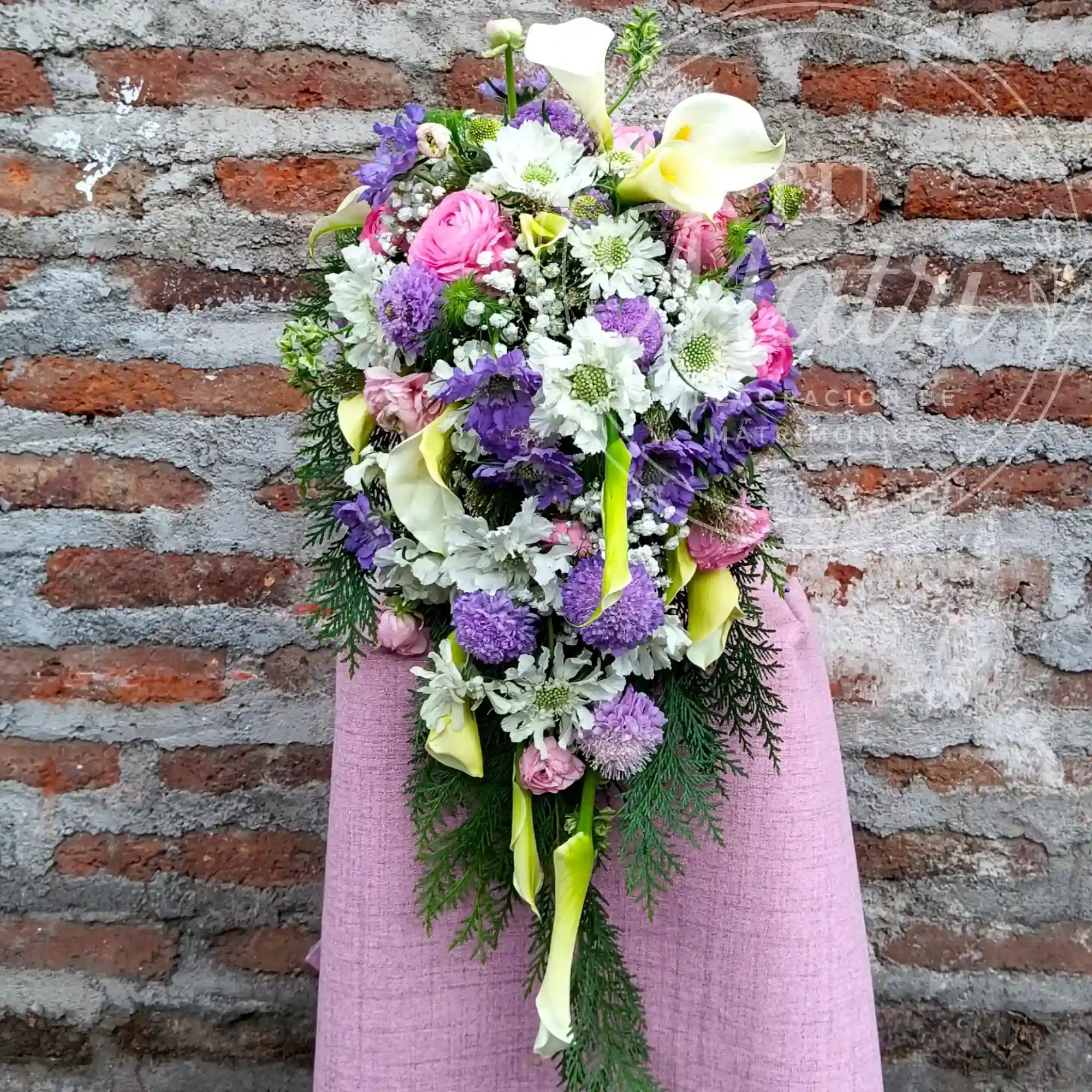 Ramo de Novia Cascada Grande de Flores Silvestres y Rosadas 1