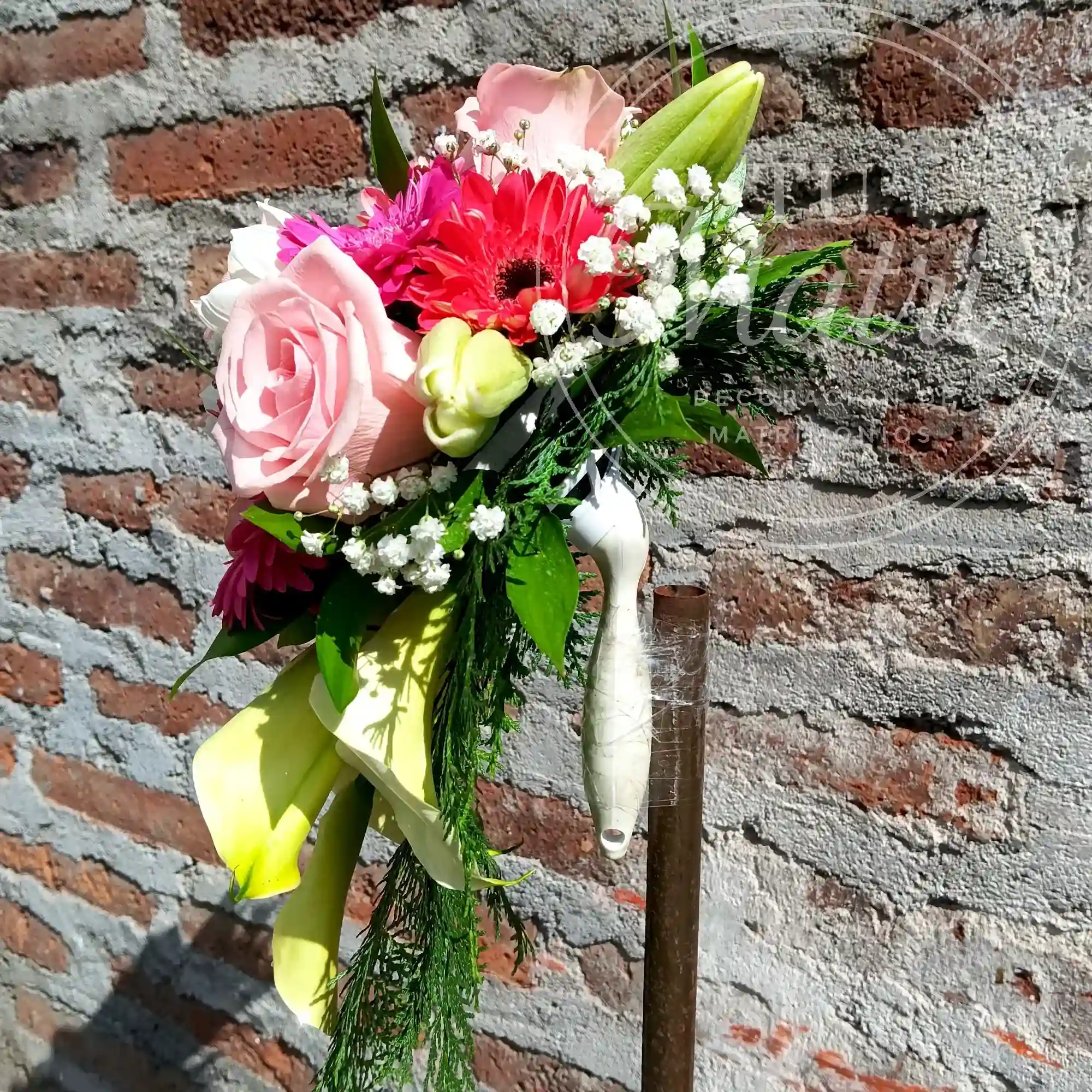 Ramo de Novia Cascada Pequeña de Flores Pasteles 4