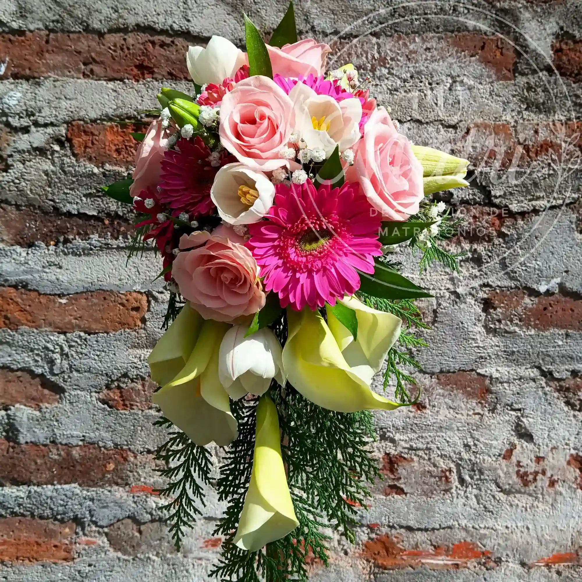 Ramo de Novia Cascada Pequeña de Flores Pasteles 1