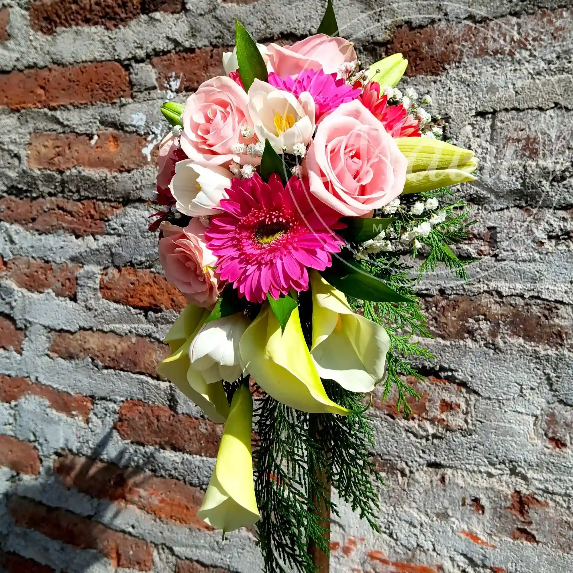 Ramo de Novia Cascada Pequeña de Flores Pasteles 2