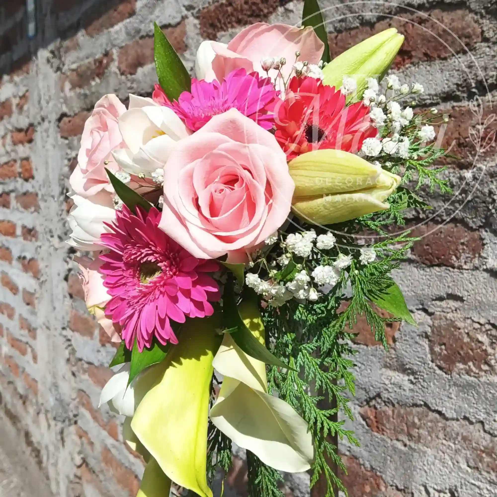 Ramo de Novia Cascada Pequeña de Flores Pasteles 3