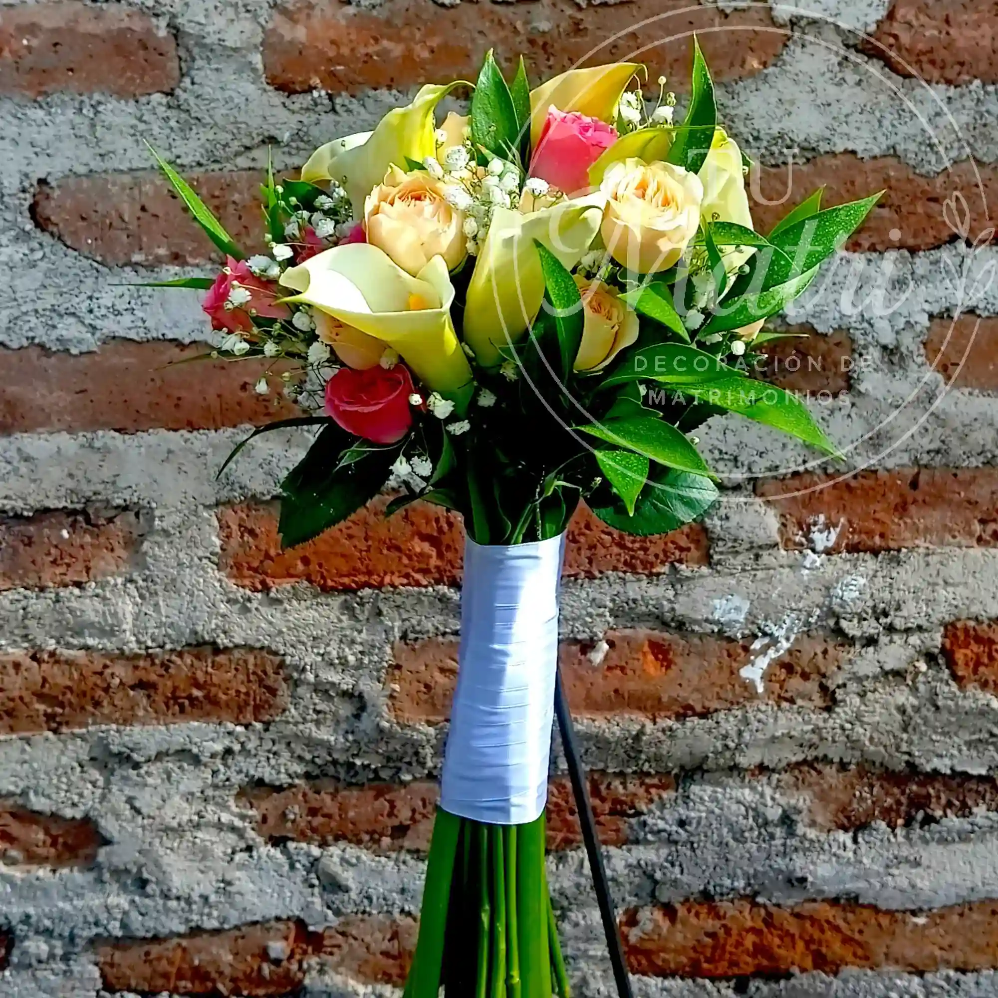 Ramo de Novia Mediano de Calas y Minirosas Pasteles 4