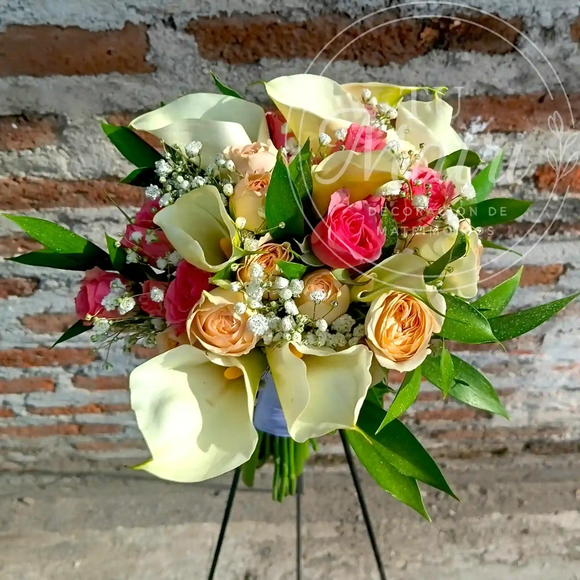 Ramo de Novia Mediano de Calas y Minirosas Pasteles 1