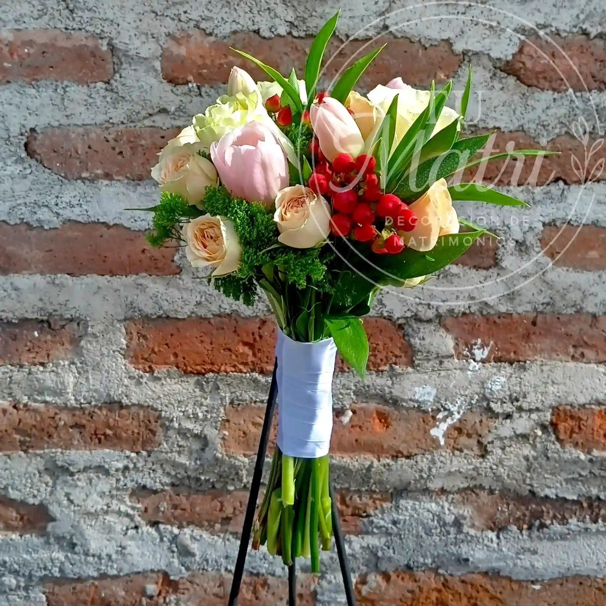 Ramo de Novia Mediano de Rosas, Minirosas y Tulipanes 4