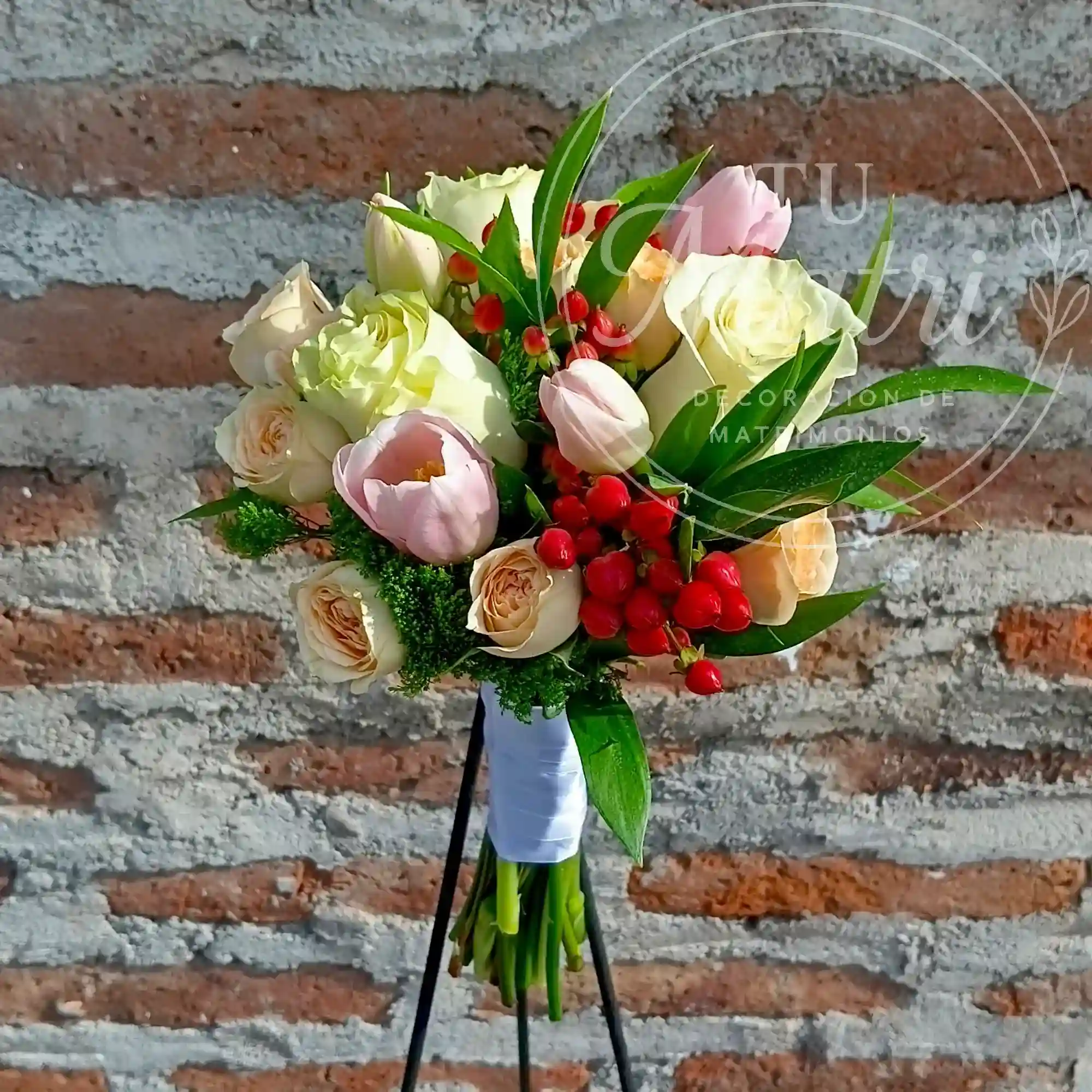 Ramo de Novia Mediano de Rosas, Minirosas y Tulipanes 1