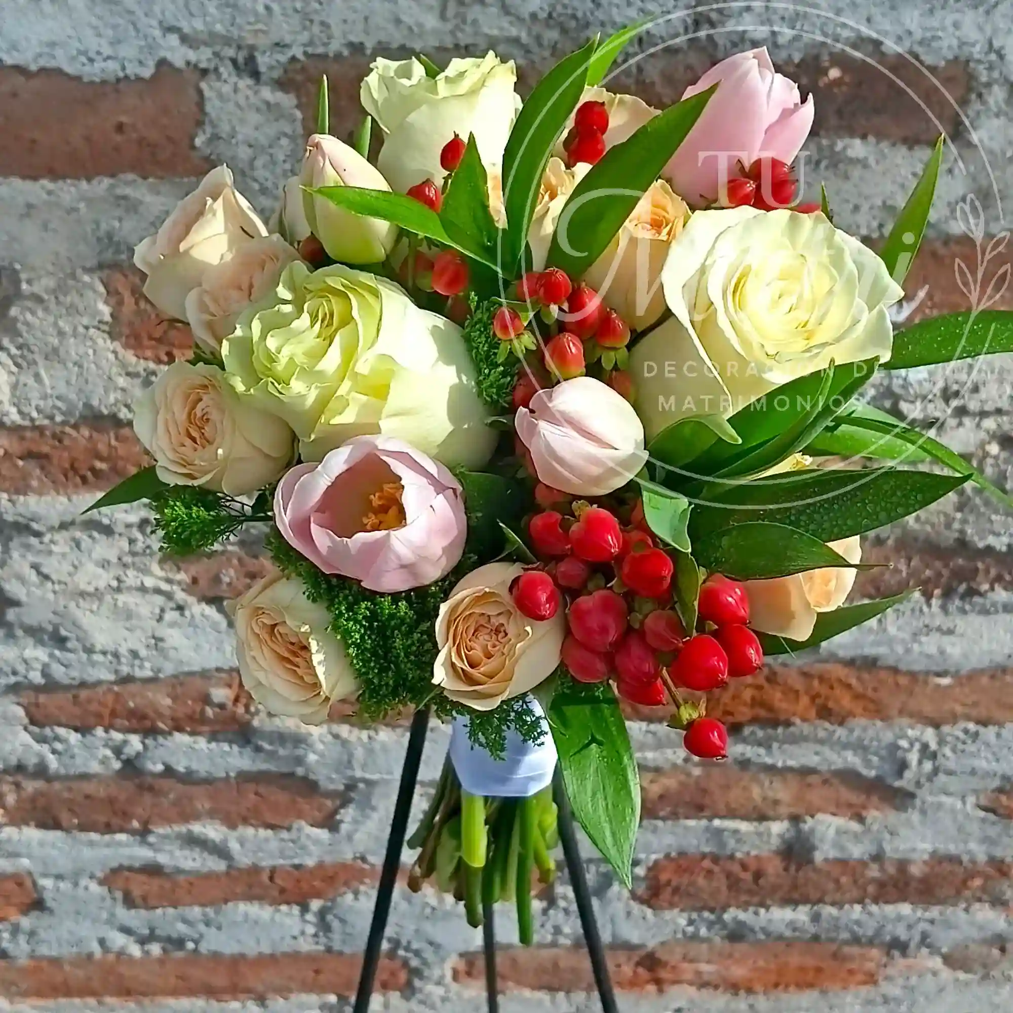 Ramo de Novia Mediano de Rosas, Minirosas y Tulipanes 2