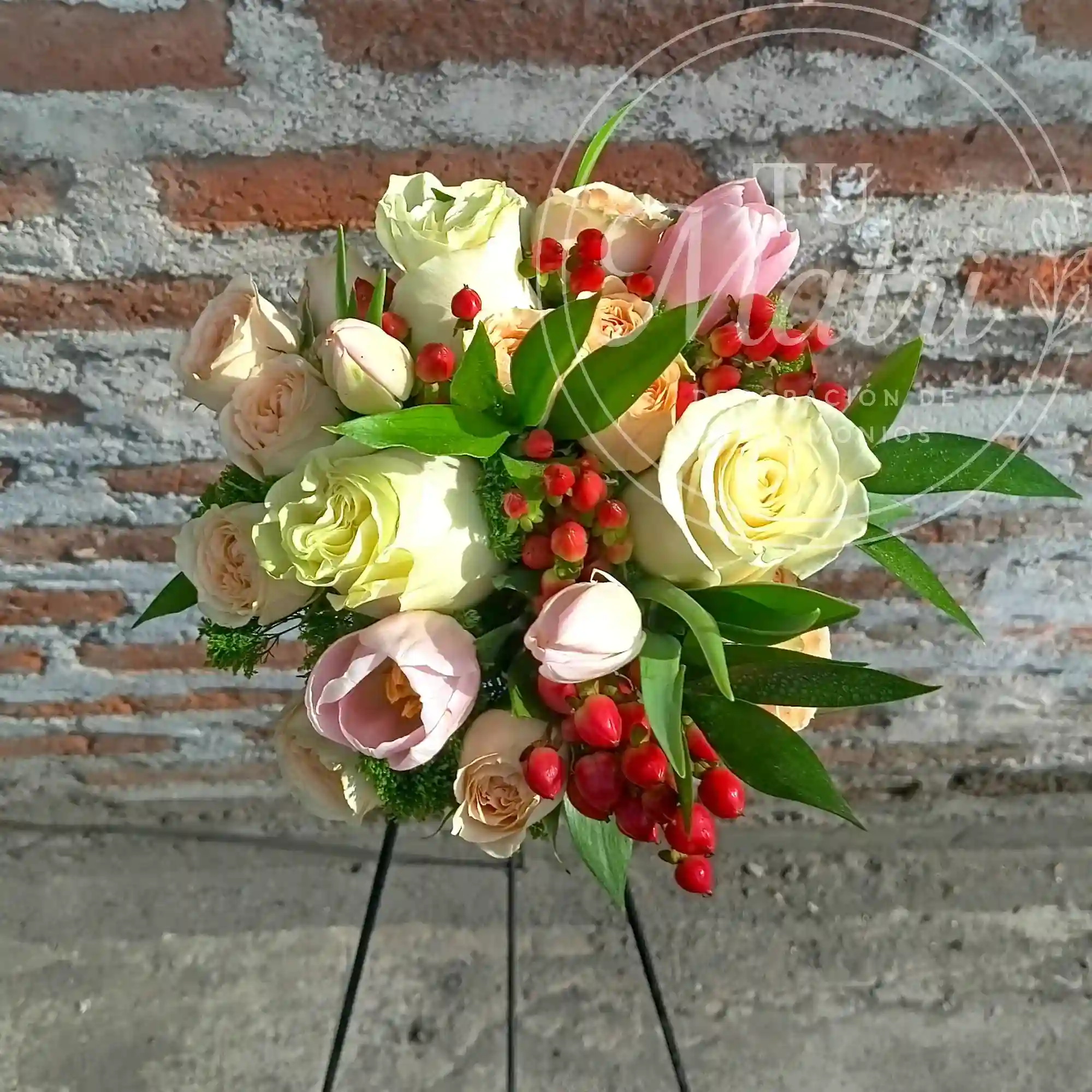 Ramo de Novia Mediano de Rosas, Minirosas y Tulipanes 3