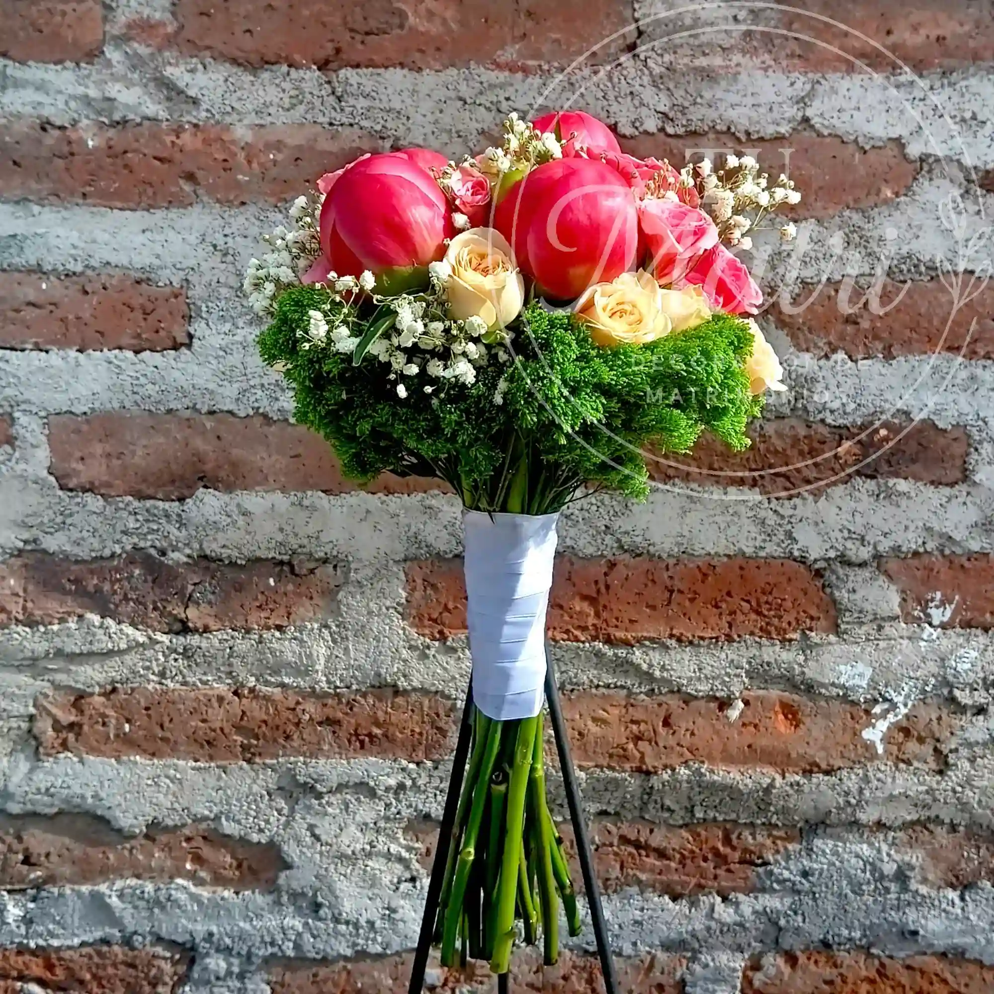 Ramo de Novia Mediano de Peonias y Minirosas 4