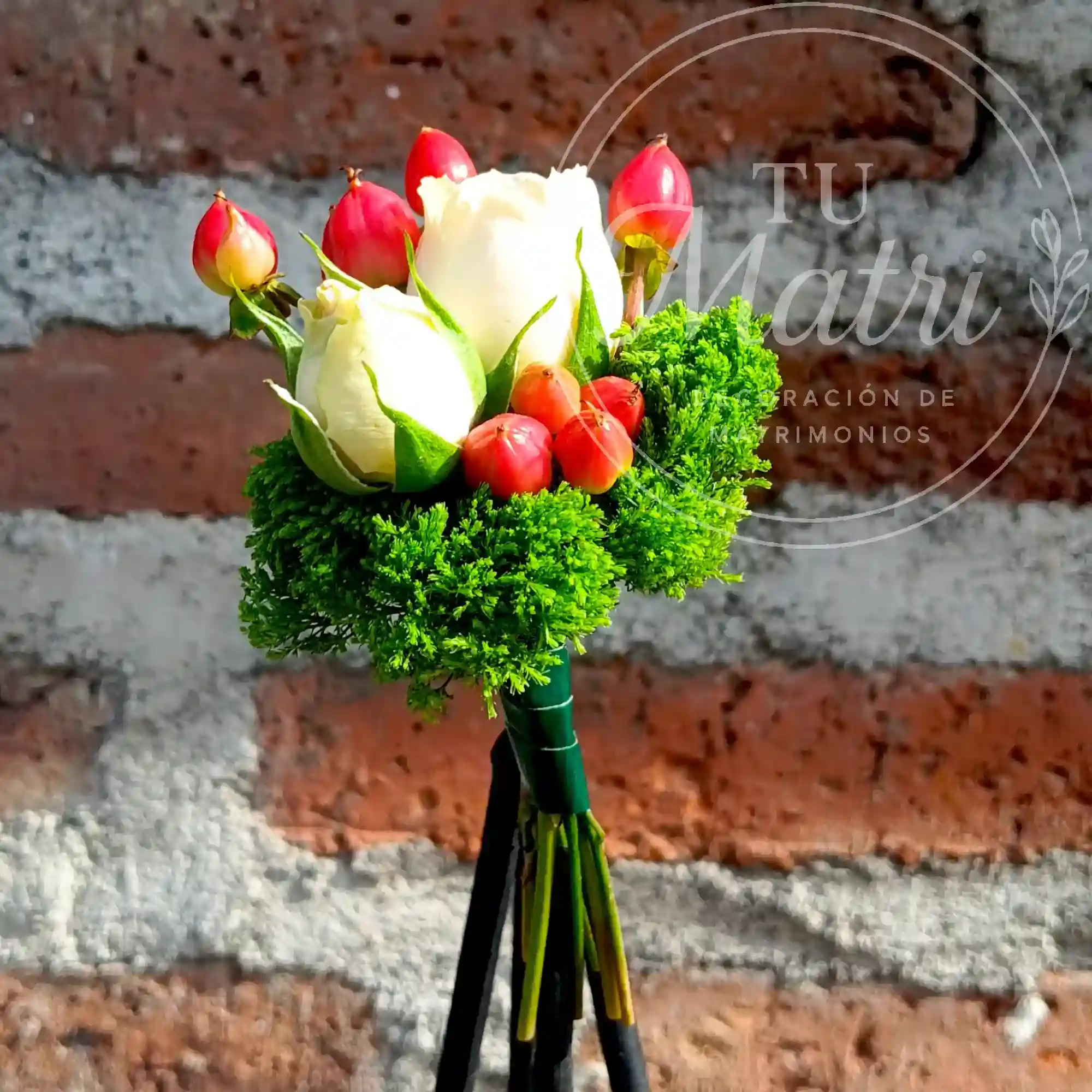 Boutonniere de Minirosas e Hipericum 2