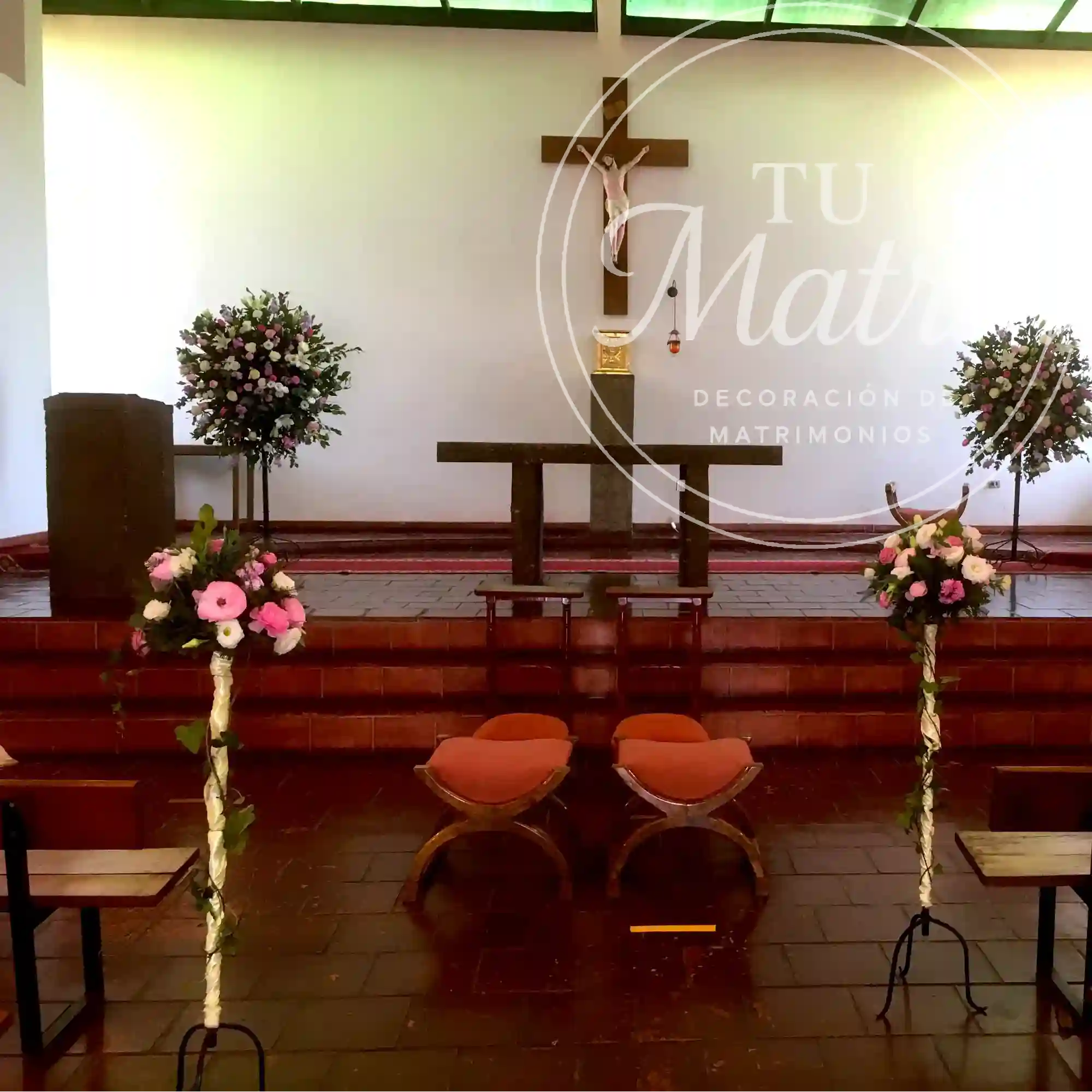 Pack Arco, 2 Pedestales, 2 Caminos de Luz Pasteles y Ramo de Novia Pequeño 1