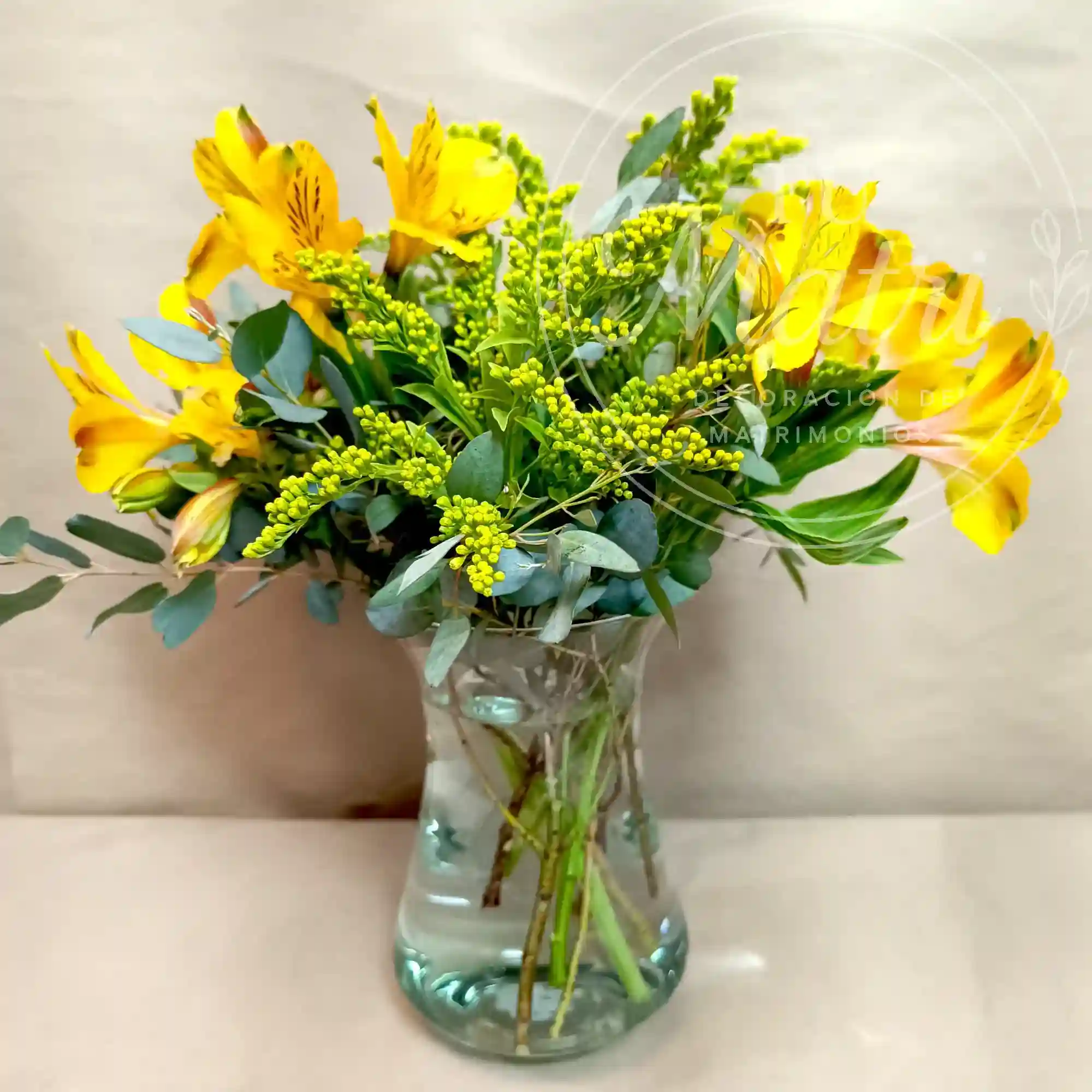 Florero Pequeño de flores Amarillas y Silvestres 4