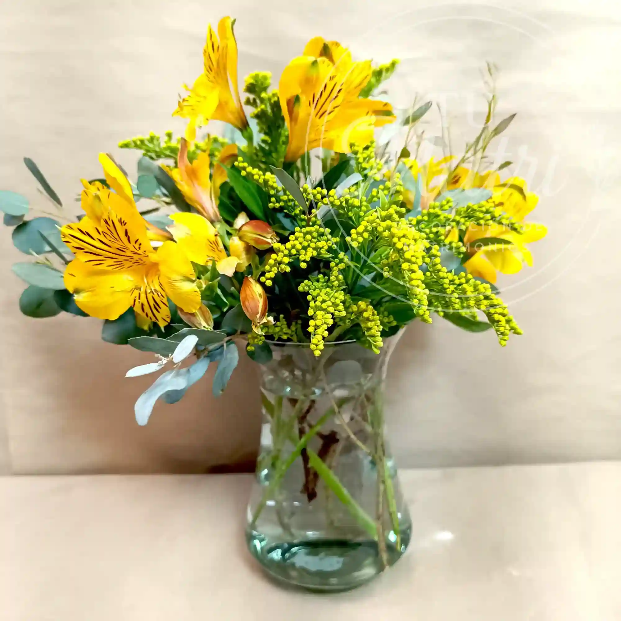 Florero Pequeño de flores Amarillas y Silvestres 3