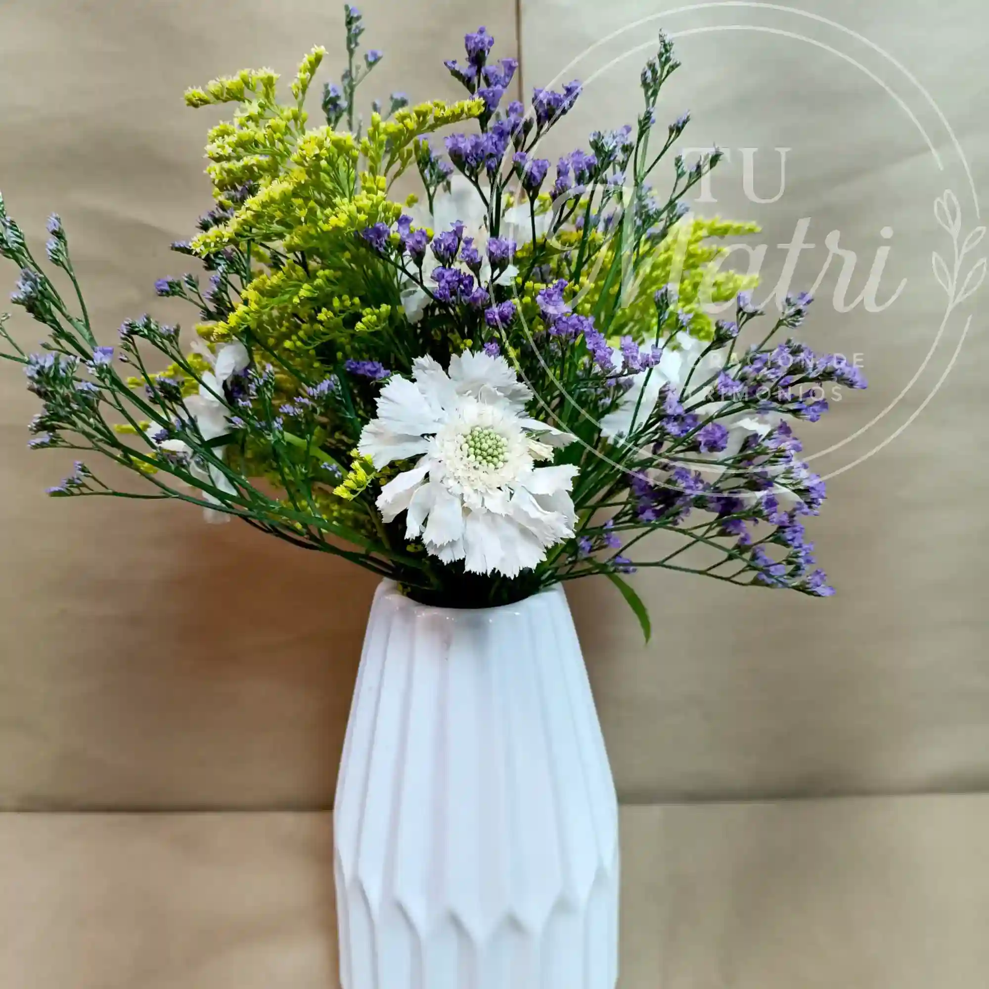 Florero Mediano de flores Blancas y Silvestres 4