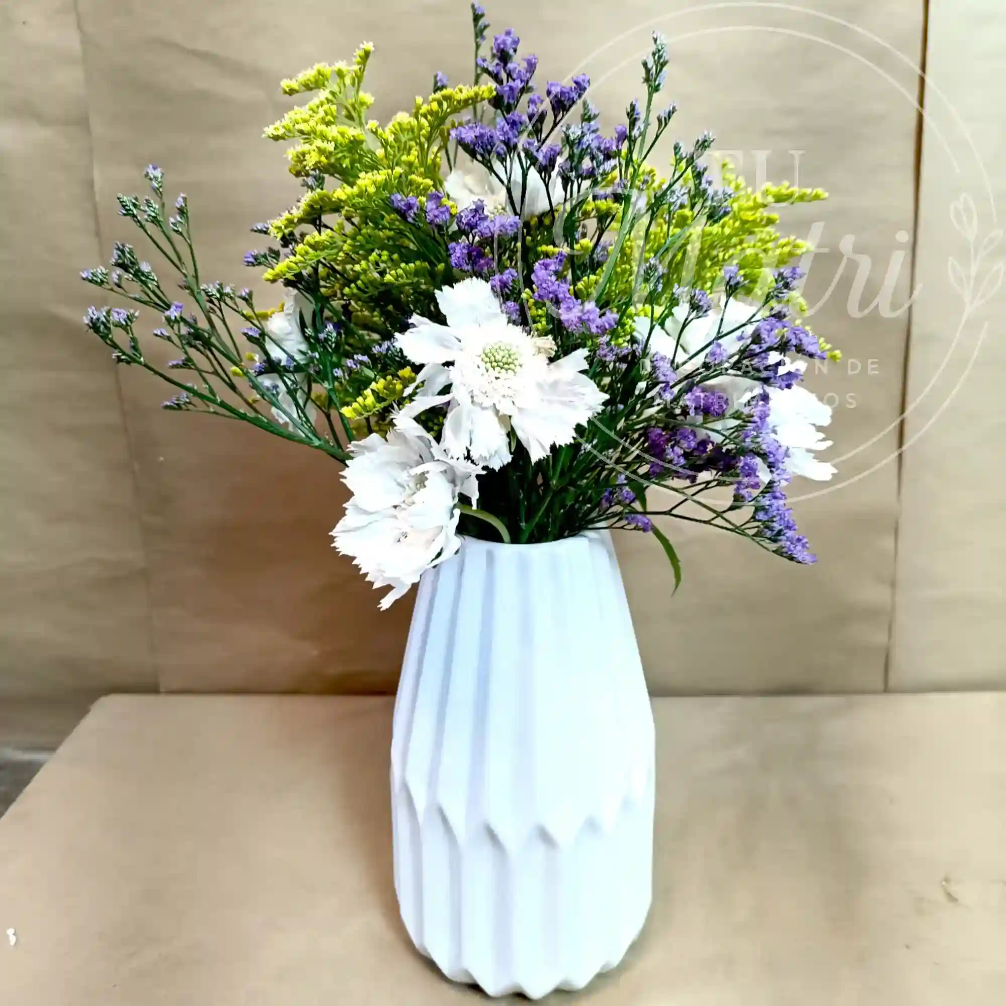 Florero Mediano de flores Blancas y Silvestres 1