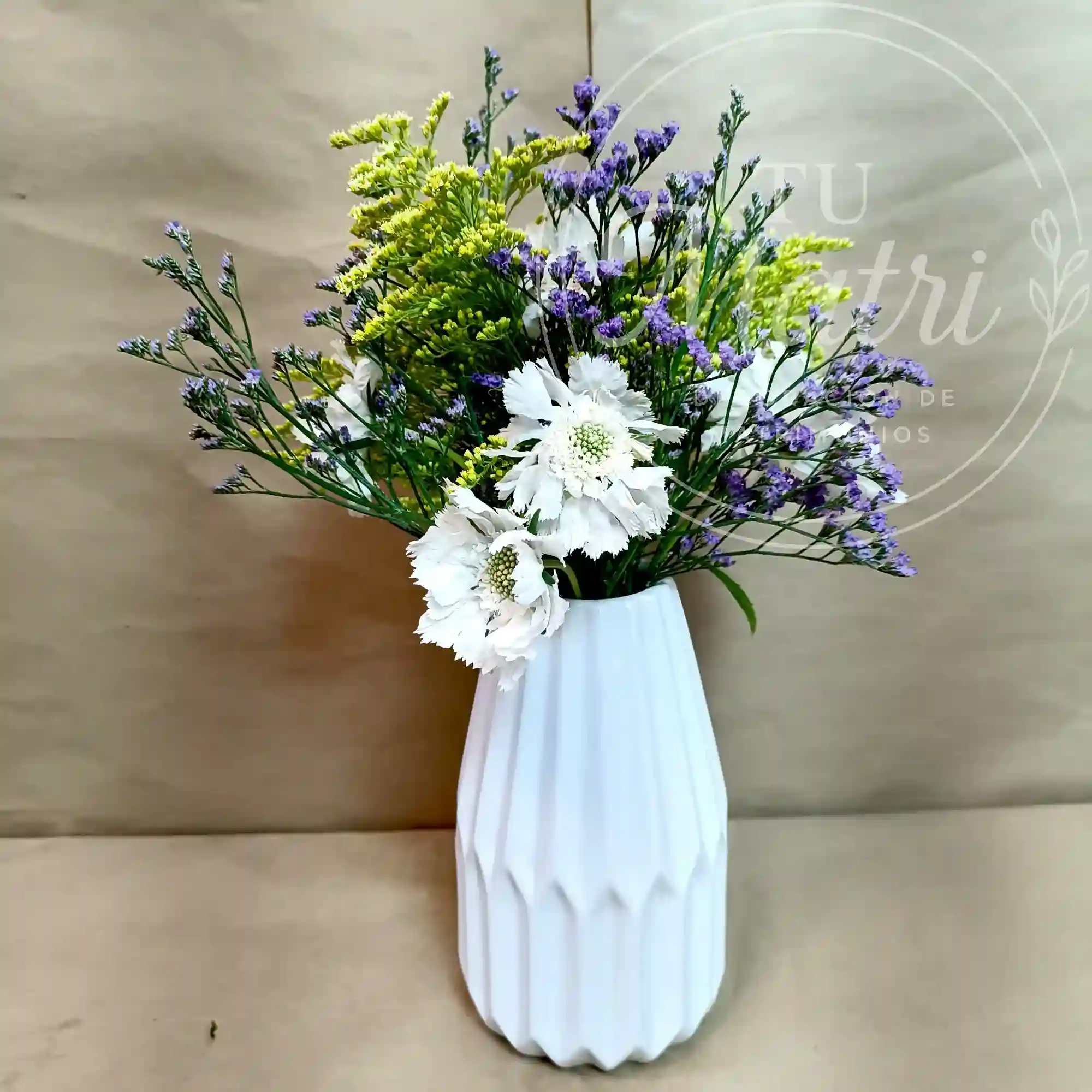 Florero Mediano de flores Blancas y Silvestres 2