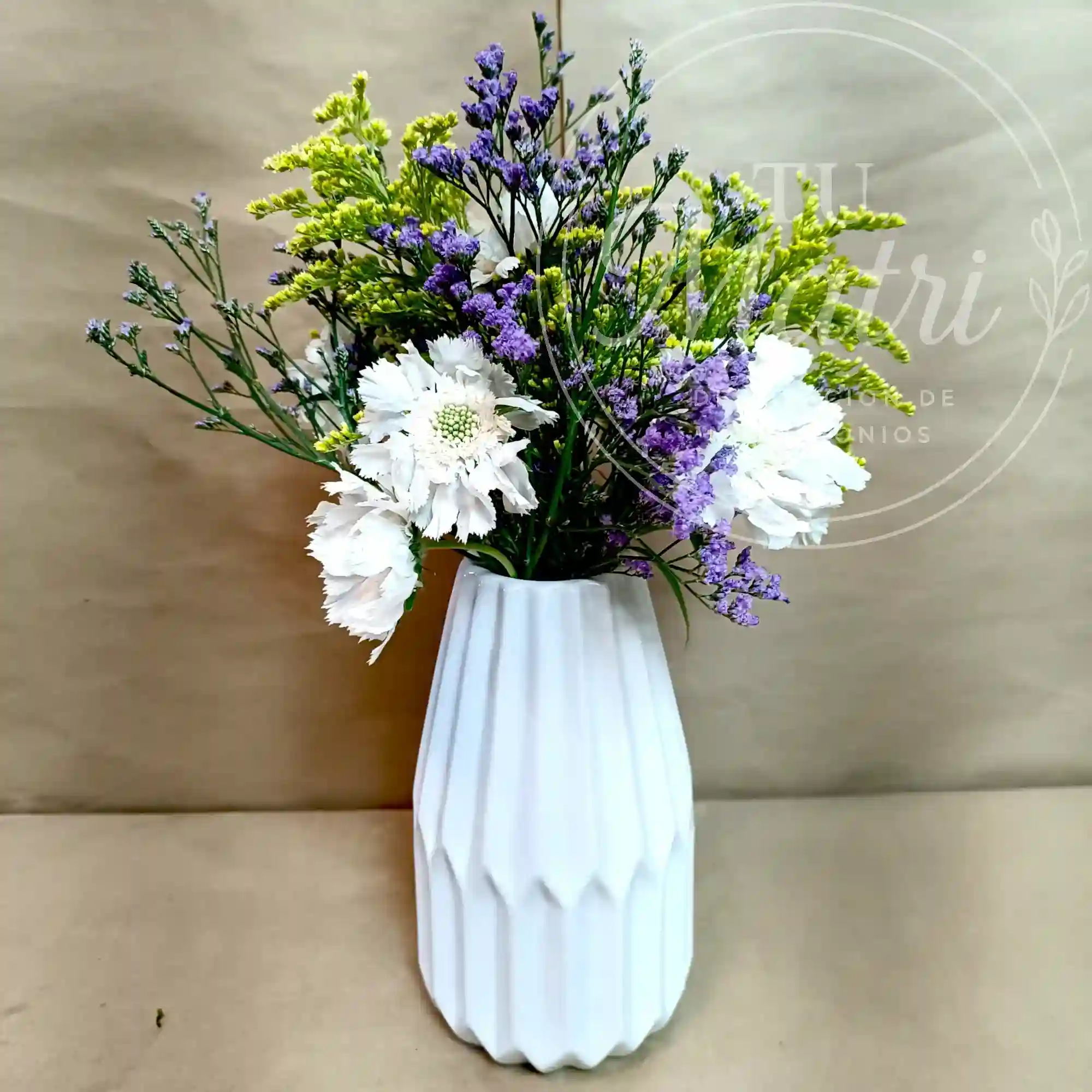 Florero Mediano de flores Blancas y Silvestres 3