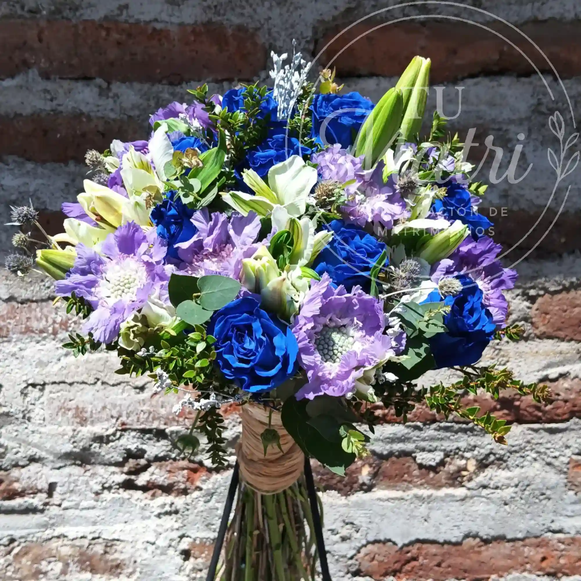 Ramo de Novia Rosas y Sacabiosas Azules 4