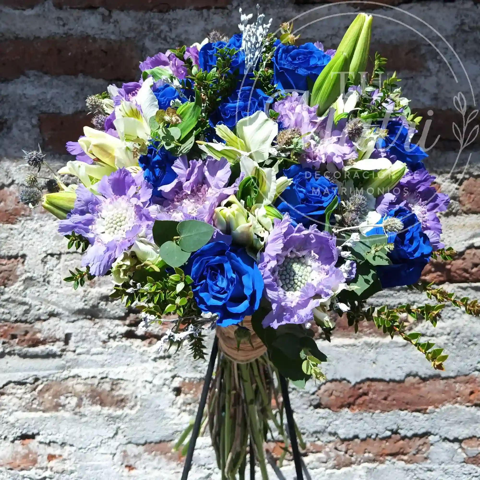 Ramo de Novia Rosas y Sacabiosas Azules 2