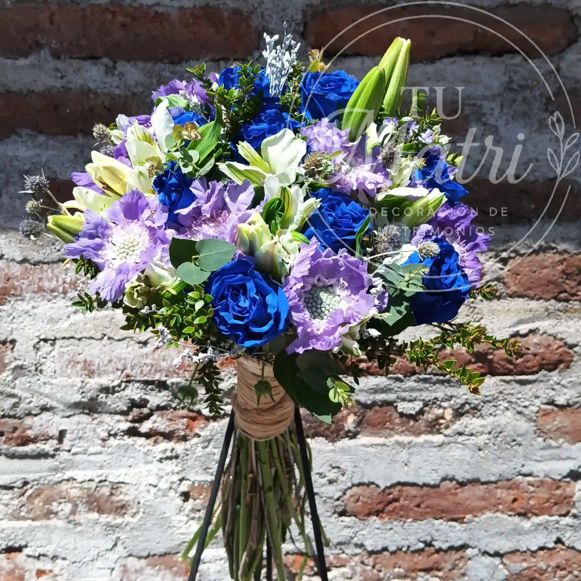 Ramo de Novia Rosas y Sacabiosas Azules 3